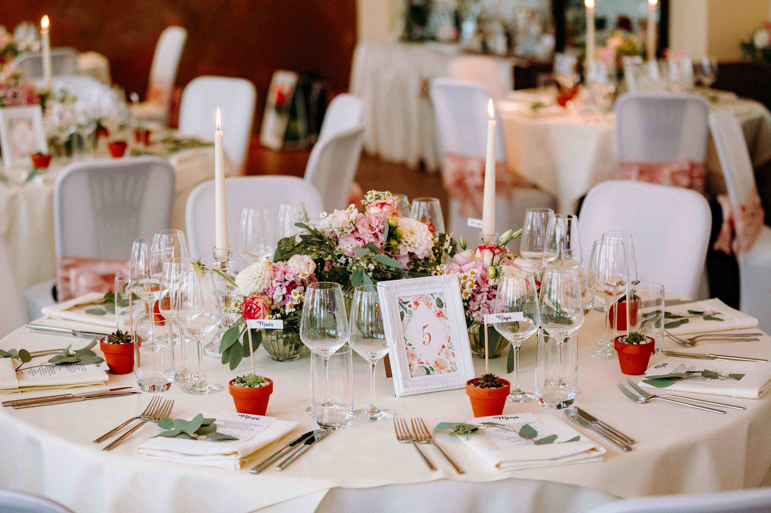 Elegante Tischdekoration mit Blumen und Kerzen bei einer Hochzeitsfeier in der Orangerie Bad Homburg.