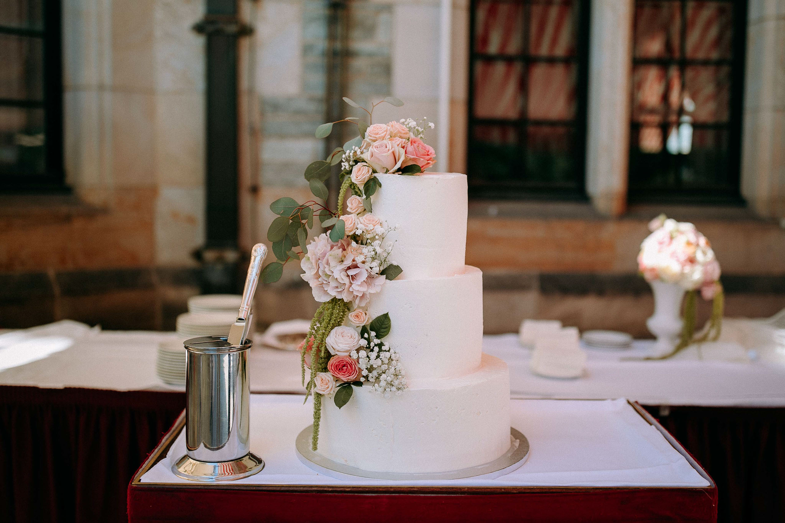 Dreistöckige Hochzeitstorte mit frischen Blumen – Hochzeitsdeko Inspiration