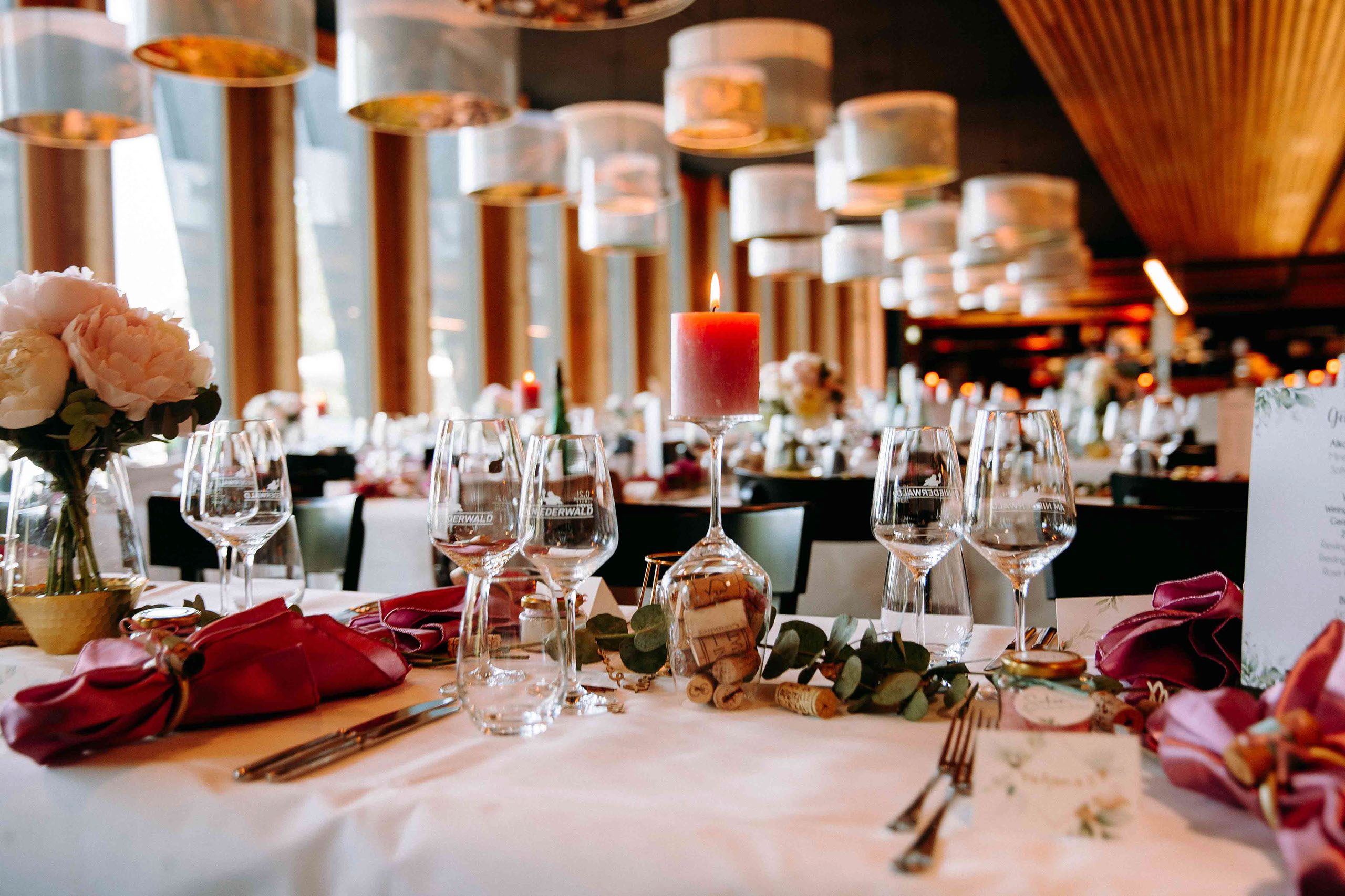 Detailaufnahme einer romantisch gedeckten Tafel mit Kerze und Weingläsern – Hochzeitsfotograf Rheingau