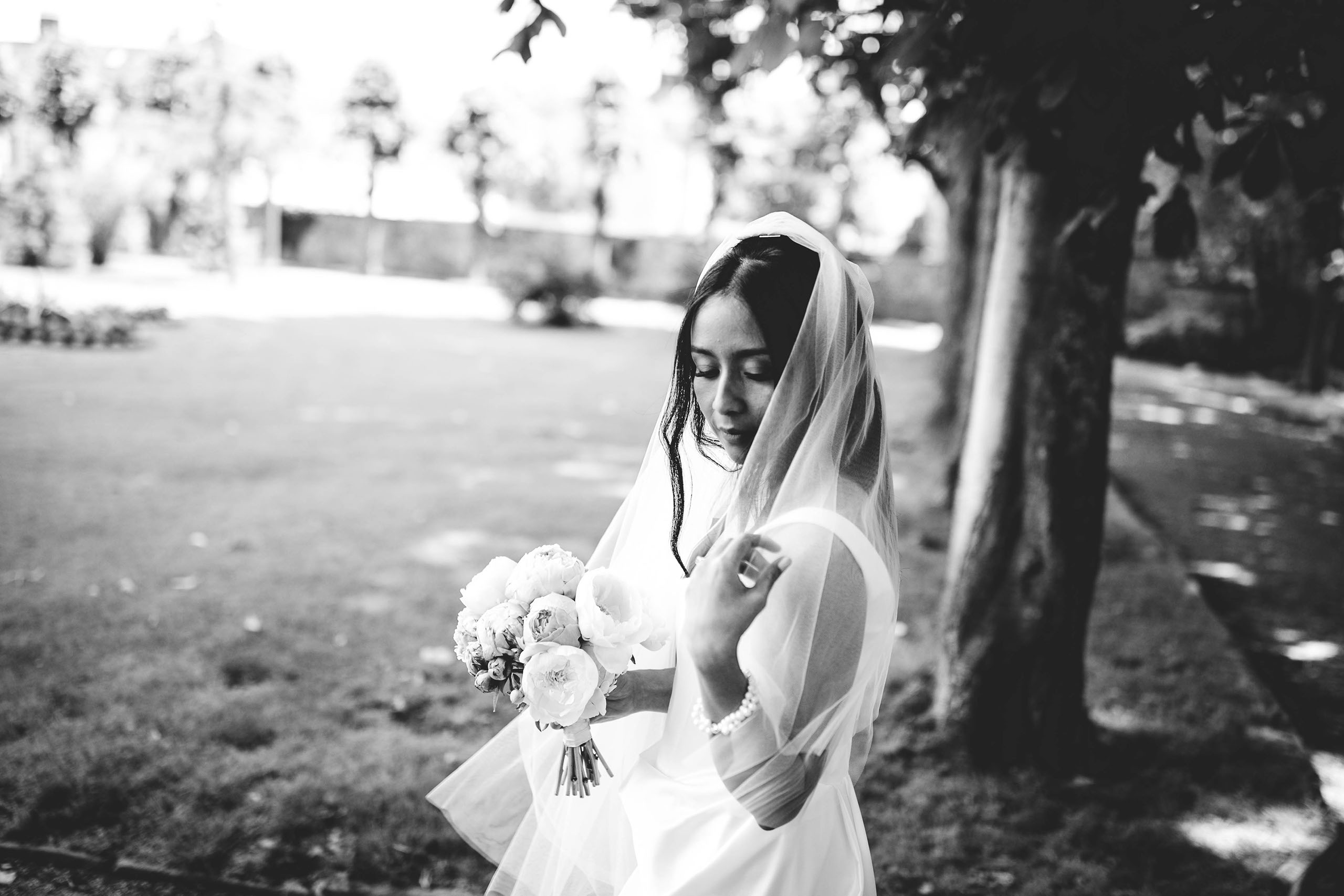 Hochzeitsfotograf Bad Homburg – Brautportrait vor der Hochzeit im Schlosspark