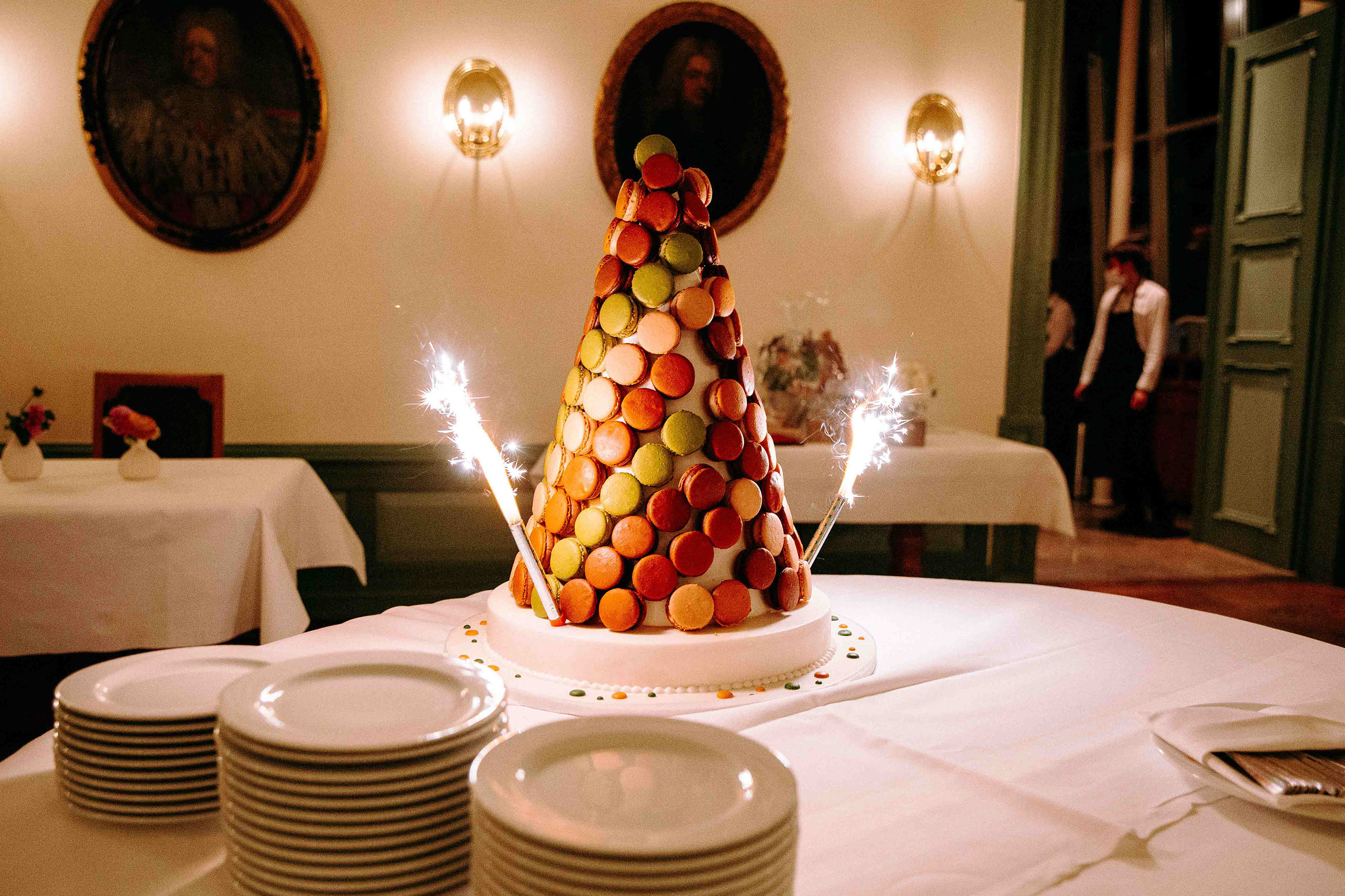 Macaron-Torte mit Wunderkerzen auf Hochzeitstisch