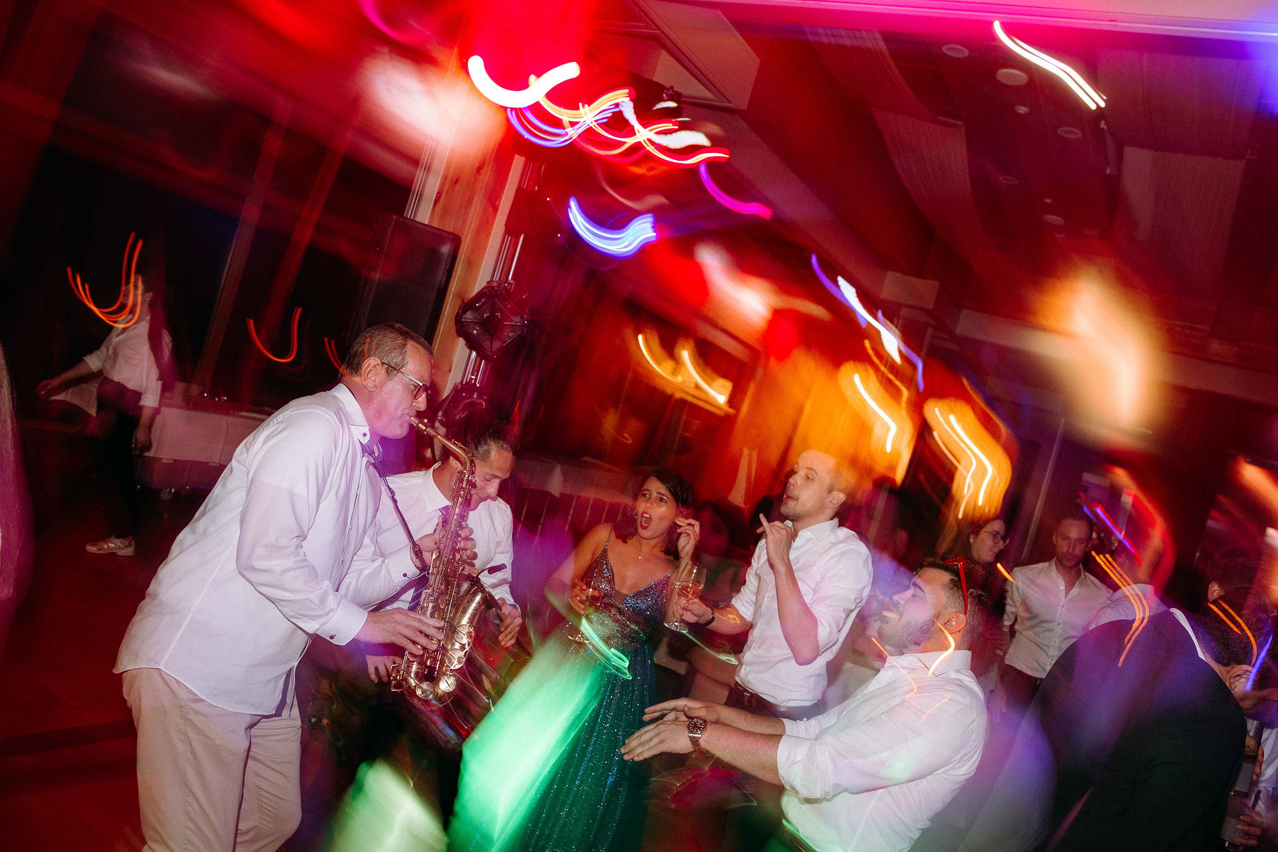 Saxophonist spielt live auf der Tanzfläche bei der Hochzeitsparty im Taktgefühl Eventhaus Friedrichsdorf