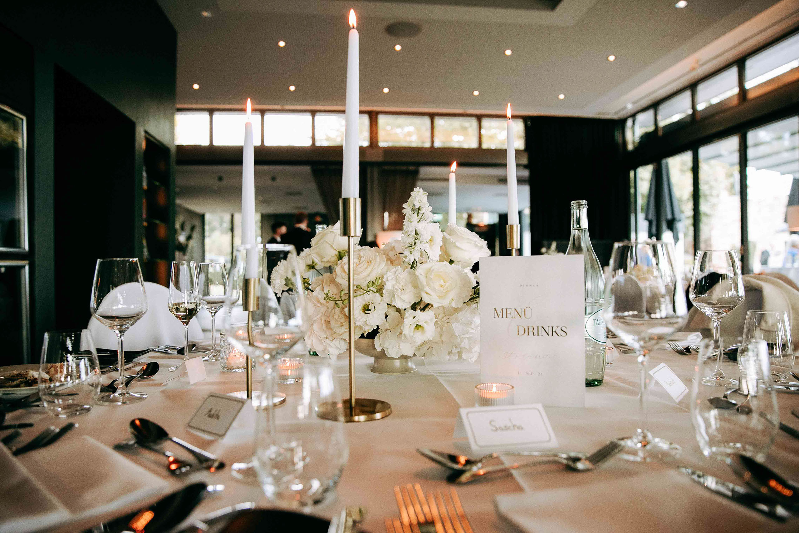 Stilvoll gedeckter Hochzeitstisch mit weißen Rosen und Kerzen auf Burg Schwarzenstein – Hochzeitslocation Rheingau