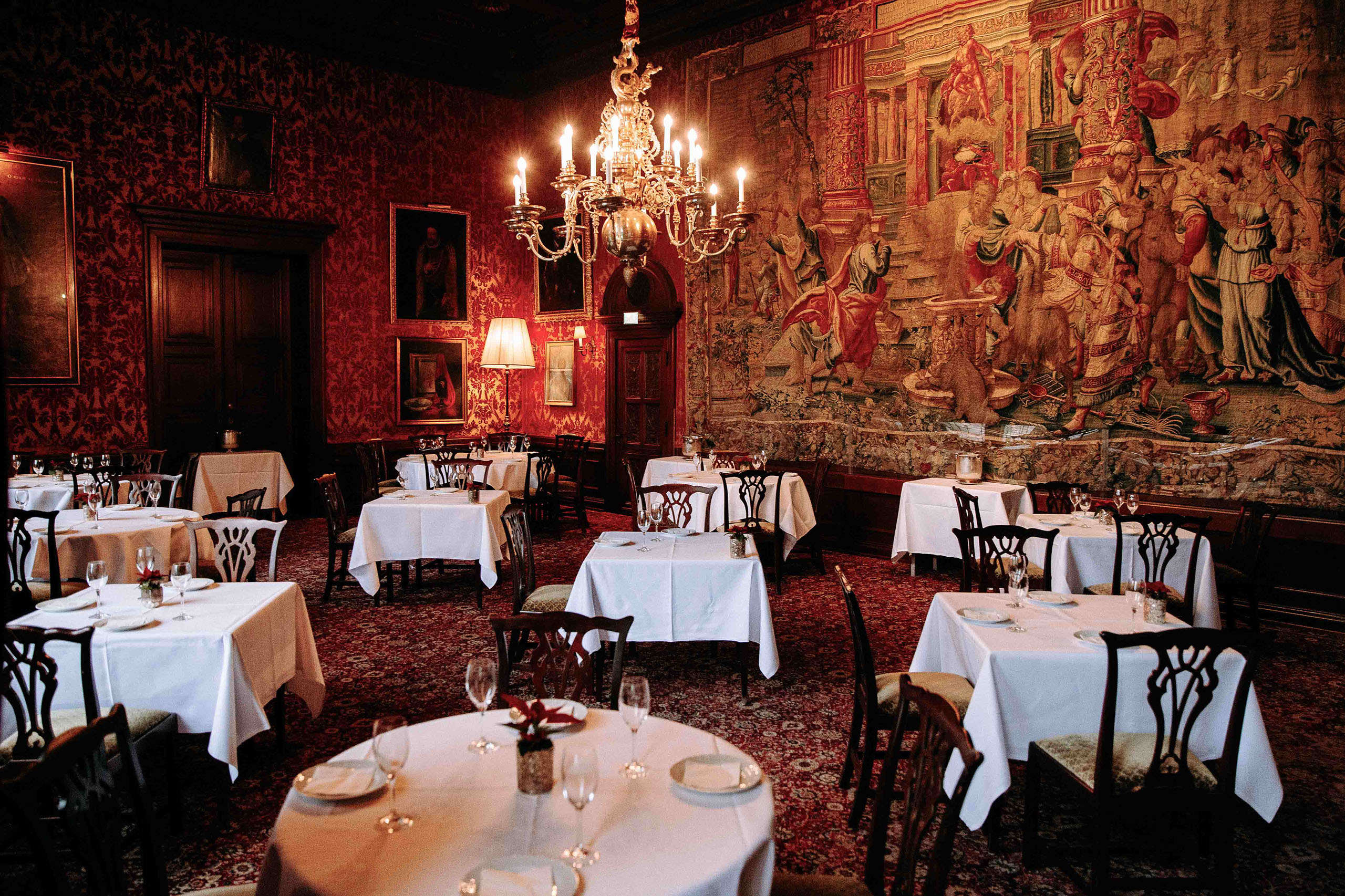 Historischer Speisesaal mit Kronleuchtern – stilvolle Hochzeitslocation im Schloss