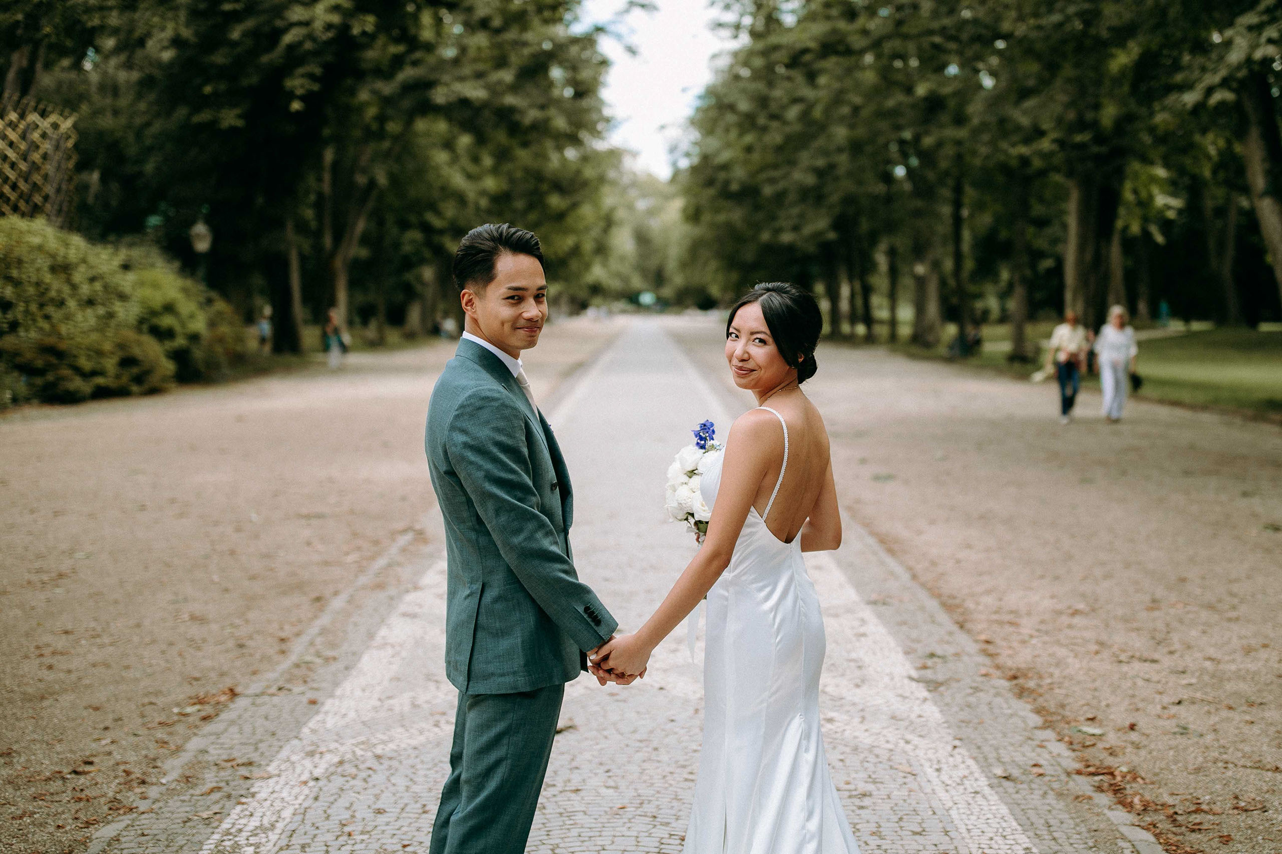 Brautpaar steht sich gegenüber im Kurpark Bad Homburg