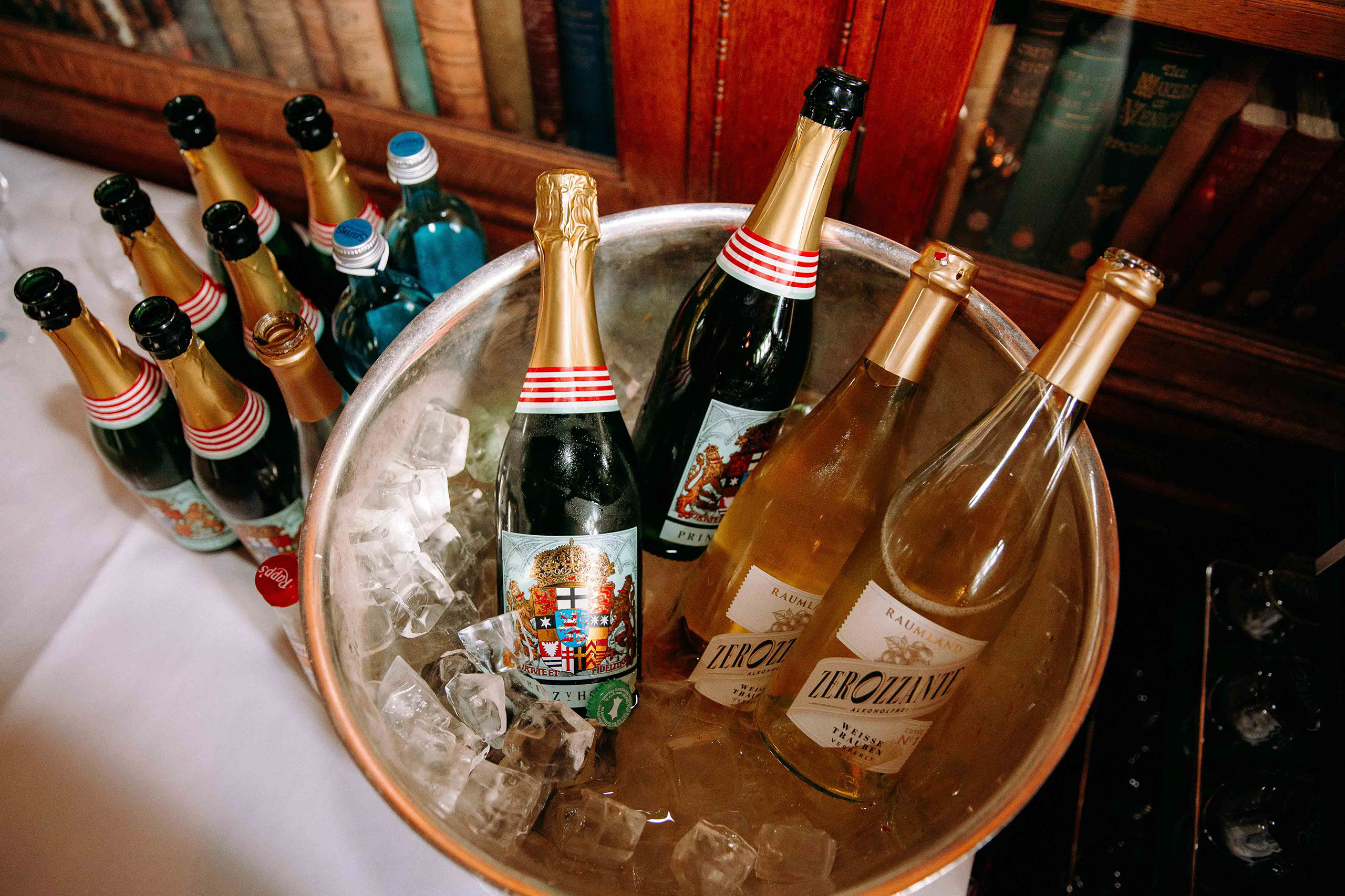 Eisgekühlte Sekt- und Weinflaschen – Erfrischung zur Hochzeitsfeier