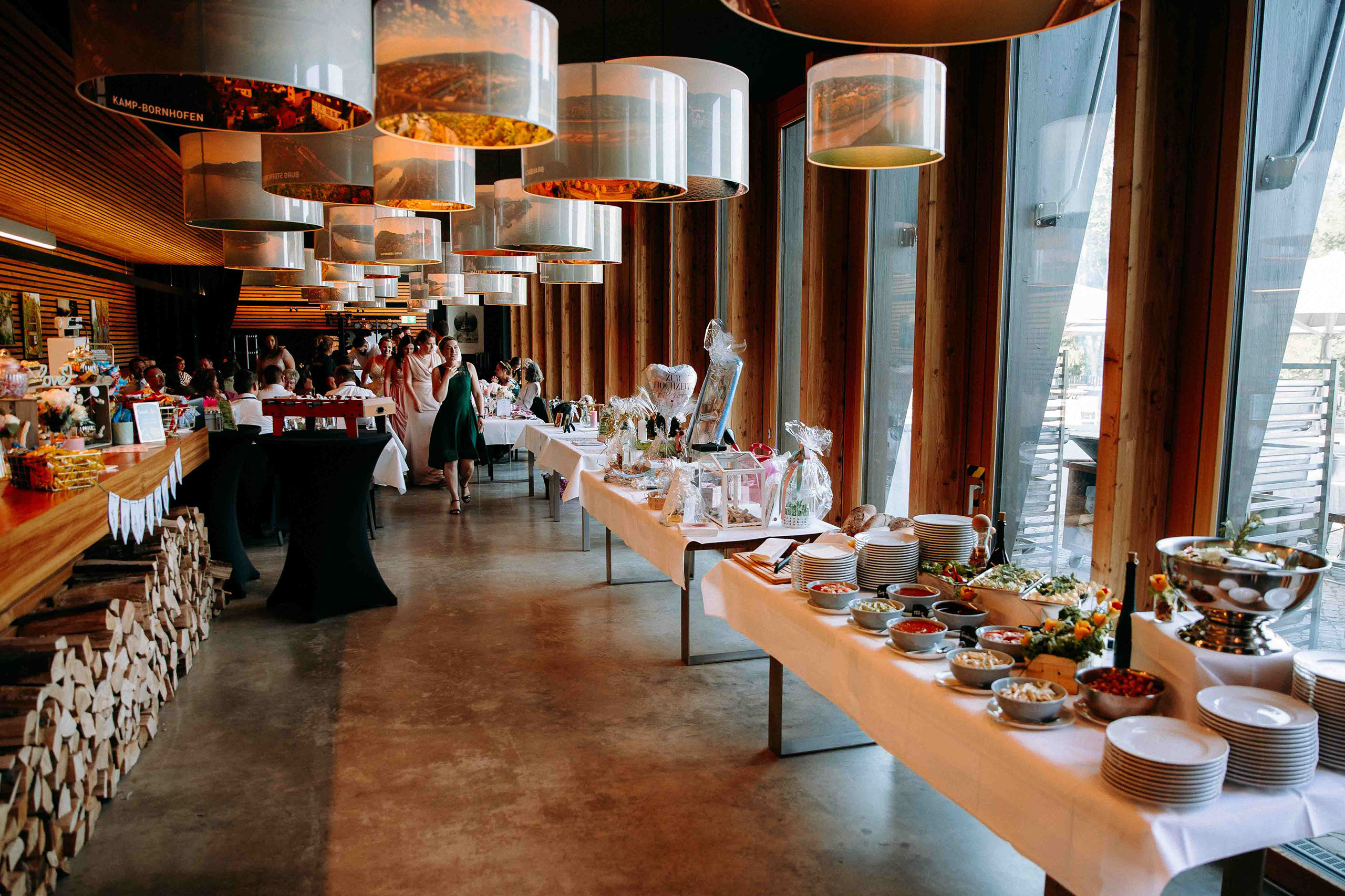Buffetbereich in der Hochzeitslocation Am Niederwald mit Blick nach draußen – kulinarischer Genuss im Rheingau