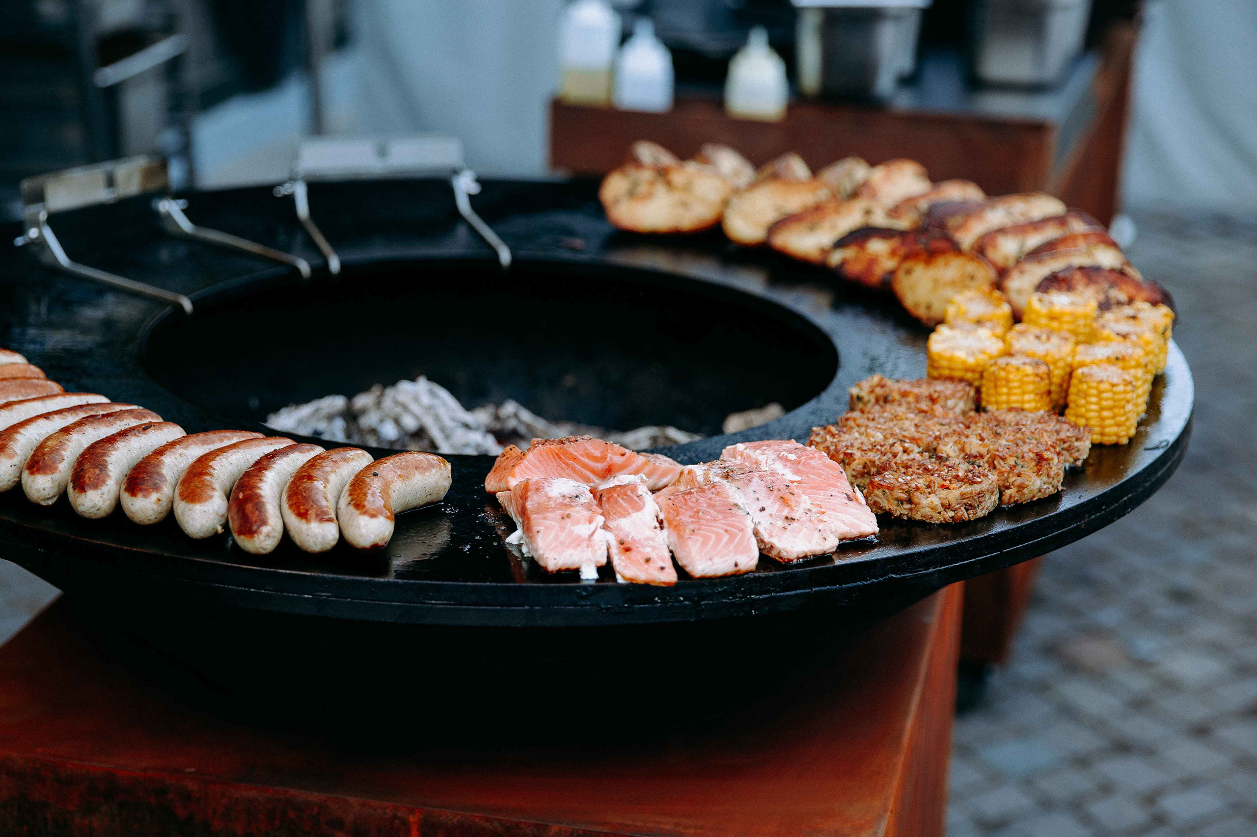 Buffetbereich in der Hochzeitslocation Am Niederwald mit Blick nach draußen – kulinarischer Genuss im Rheingau