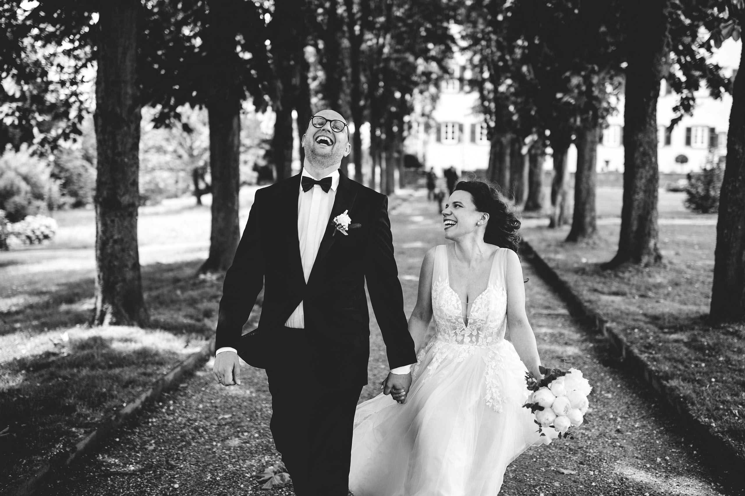 Hochzeitsfotograf Bad Homburg – künstlerisches Brautpaarfoto in Schwarzweiß im Schlosspark