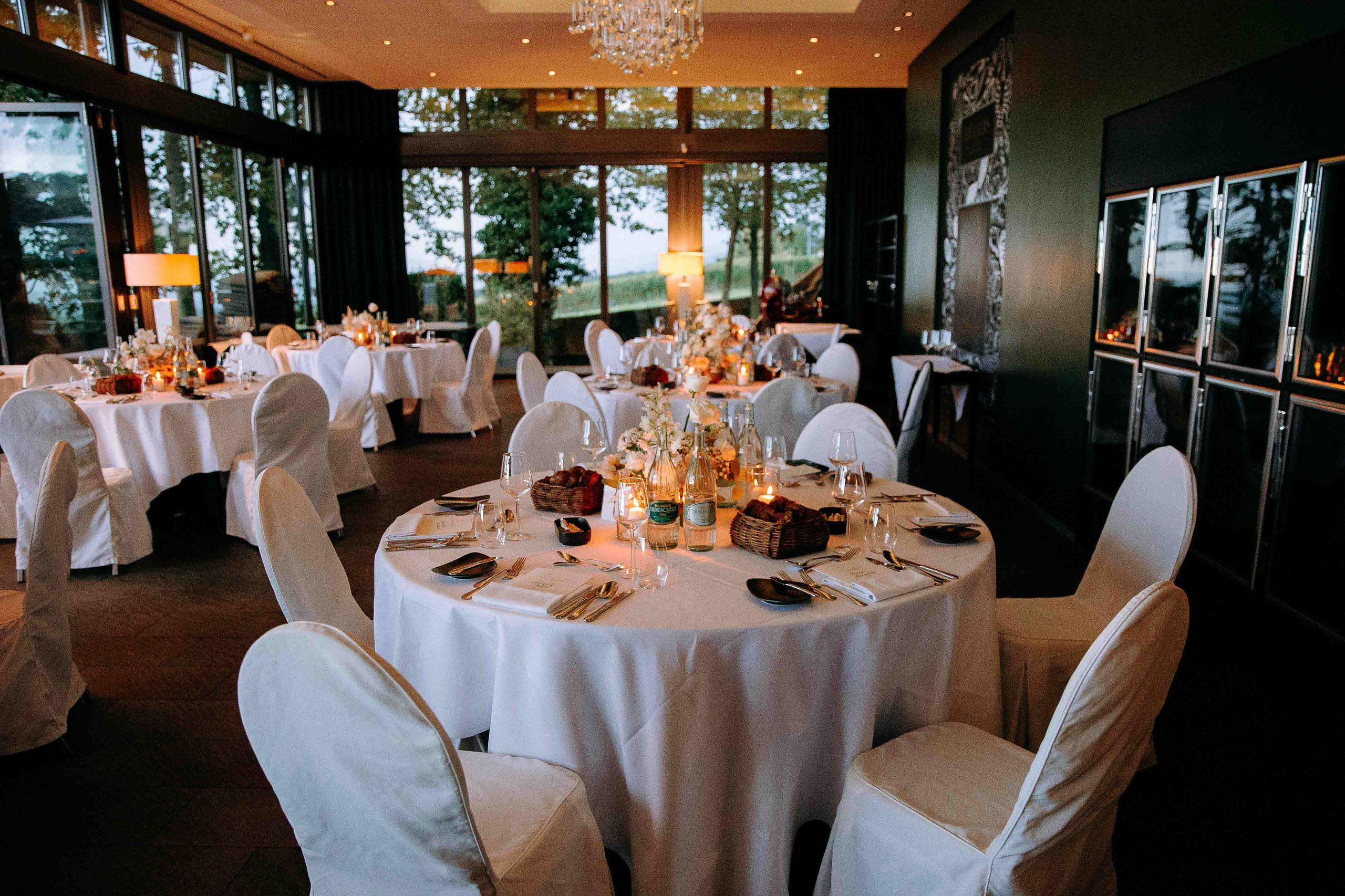 Abendliche Atmosphäre im Saal der Hochzeitslocation Burg Schwarzenstein – stilvolle Hochzeit im Rheingau