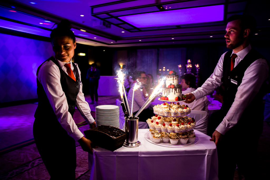 Hochzeitstorte mit Cup Cakes mit Wunderkerzen im Festsaal des Steigenberger Hotels