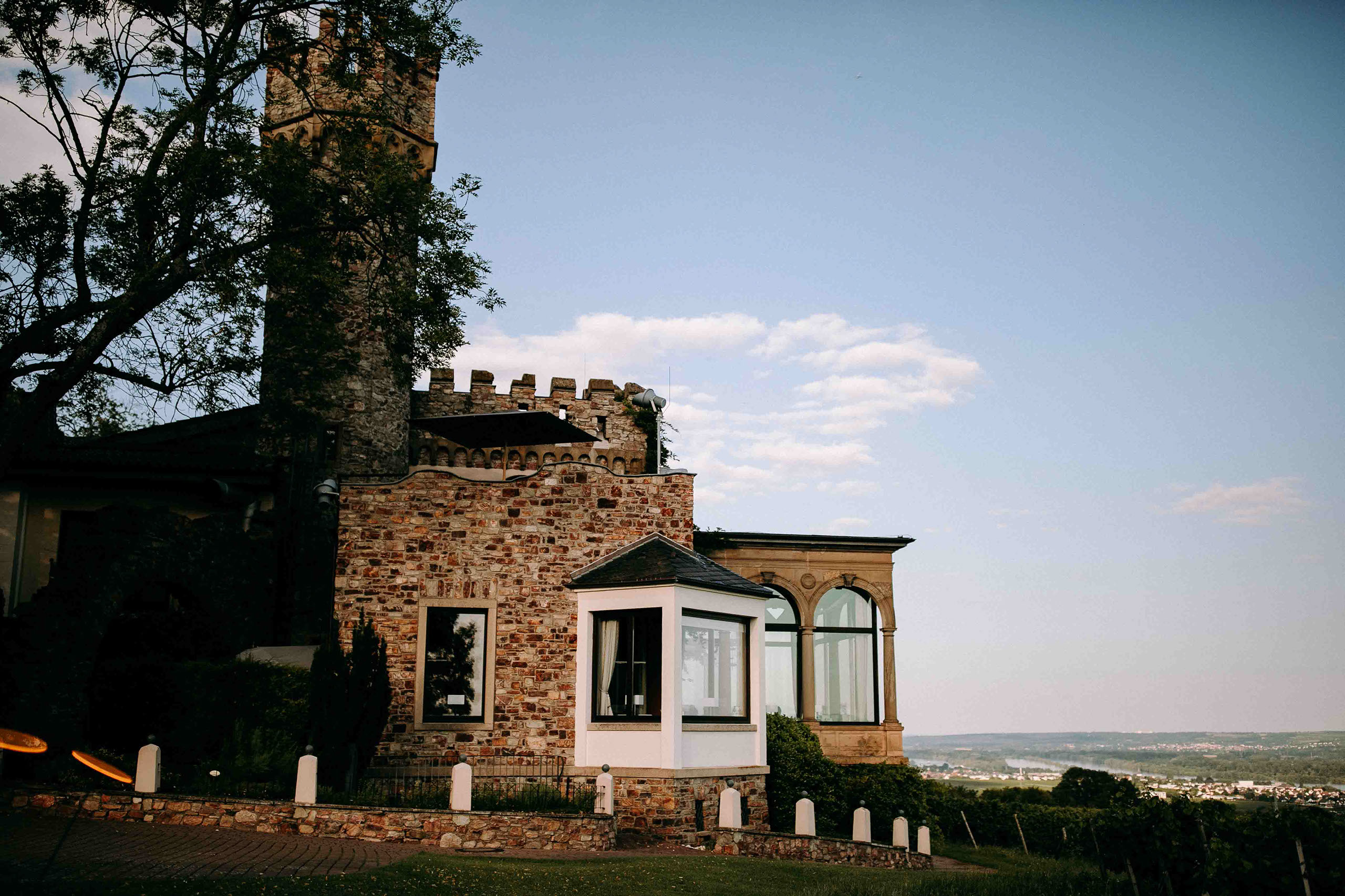 Historische Burg Schwarzenstein im Rheingau – perfekte Kulisse für Hochzeitsfotos mit Fernblick.