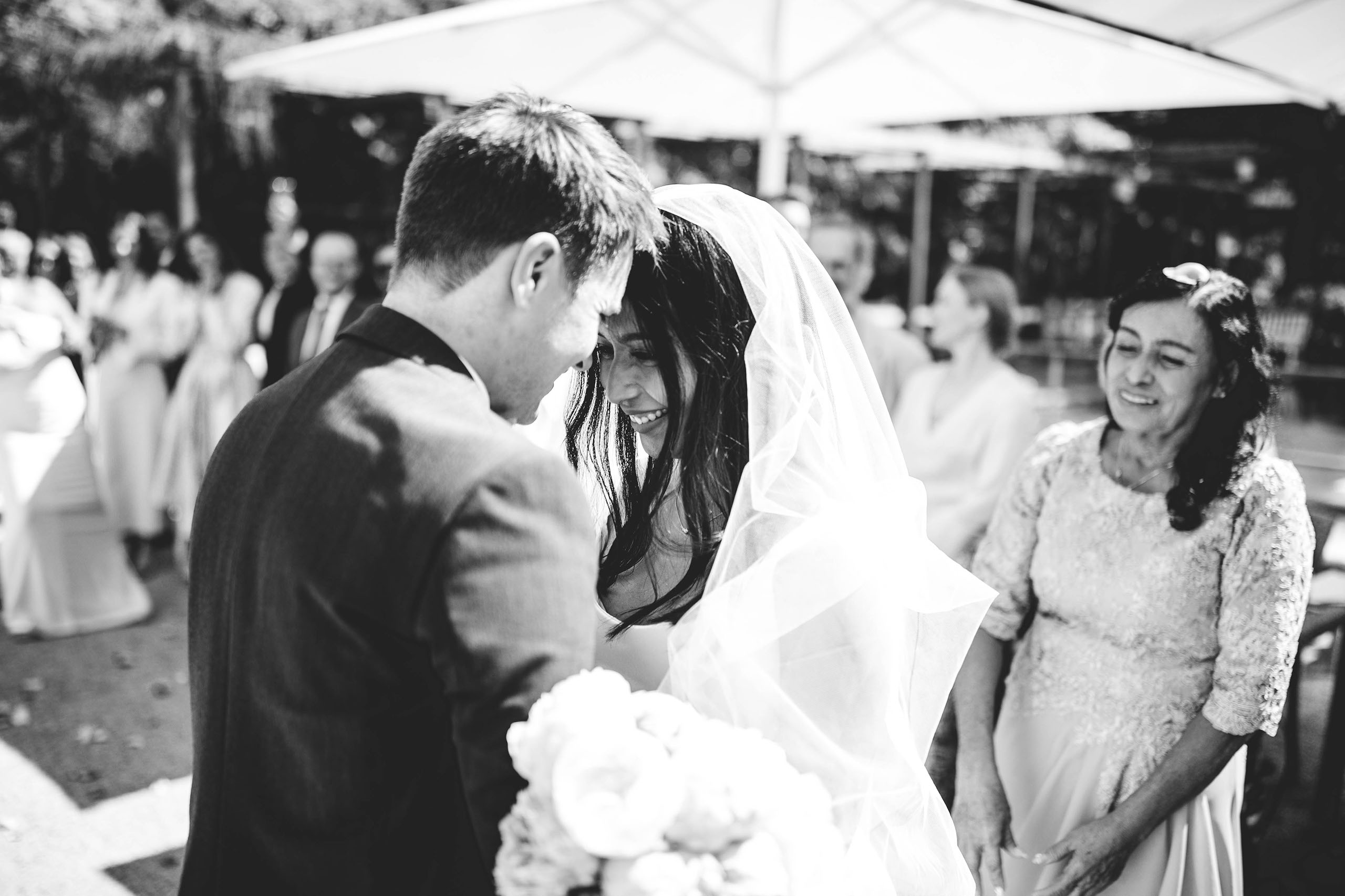 Brautpaar in schwarz-weiß festgehaltenem emotionalen Moment während der Hochzeit im Kurpark Bad Homburg.
