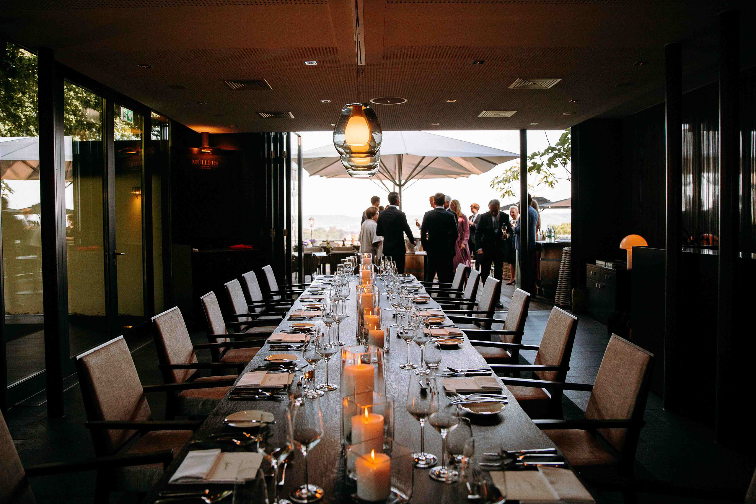 Stimmungsvolle Hochzeitstafel auf Burg Schwarzenstein mit Kerzenlicht und edler Atmosphäre.