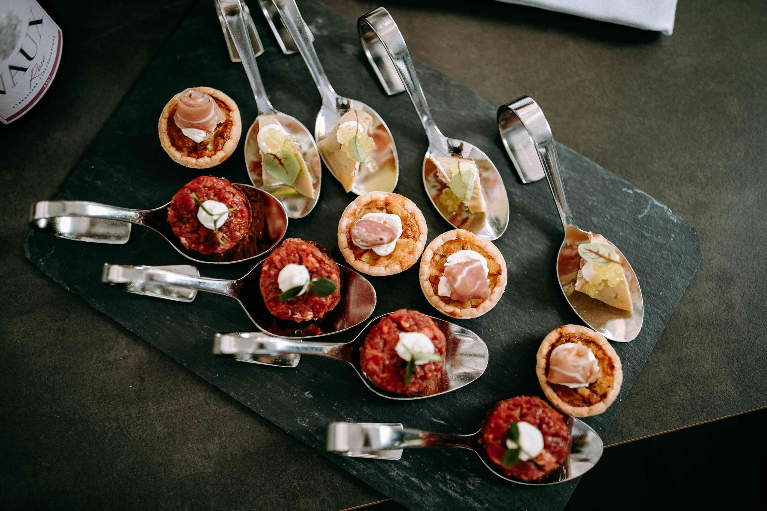 Feine Häppchen auf Löffeln – hochwertiges Hochzeits-Catering auf Burg Schwarzenstein im Rheingau.