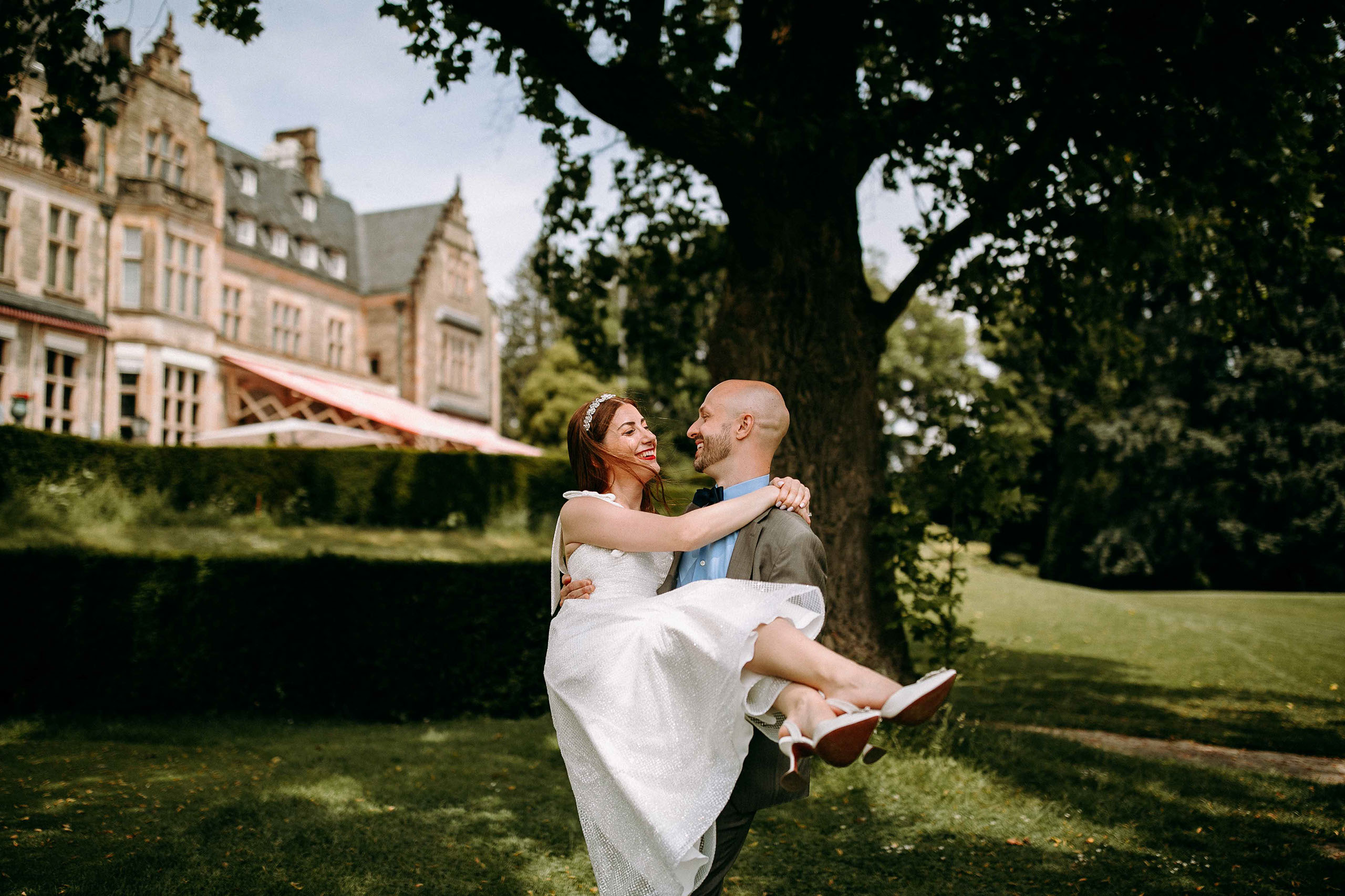Lächelndes Brautpaar im Park des Schlosshotel Kronberg – Hochzeitsfotograf fängt Emotionen ein