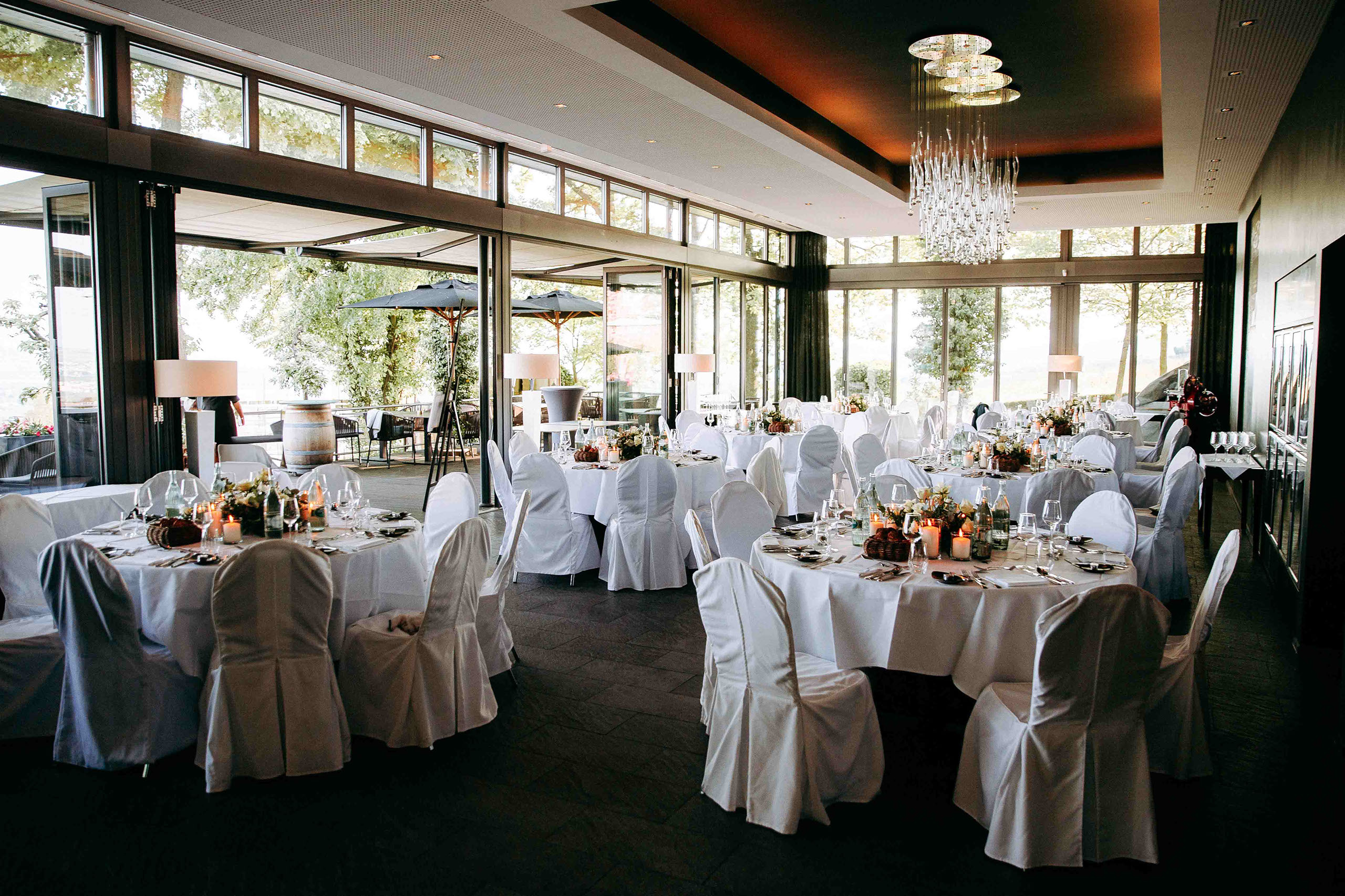 Großer Festsaal der Burg Schwarzenstein im Rheingau, festlich geschmückt für eine Hochzeitsfeier.