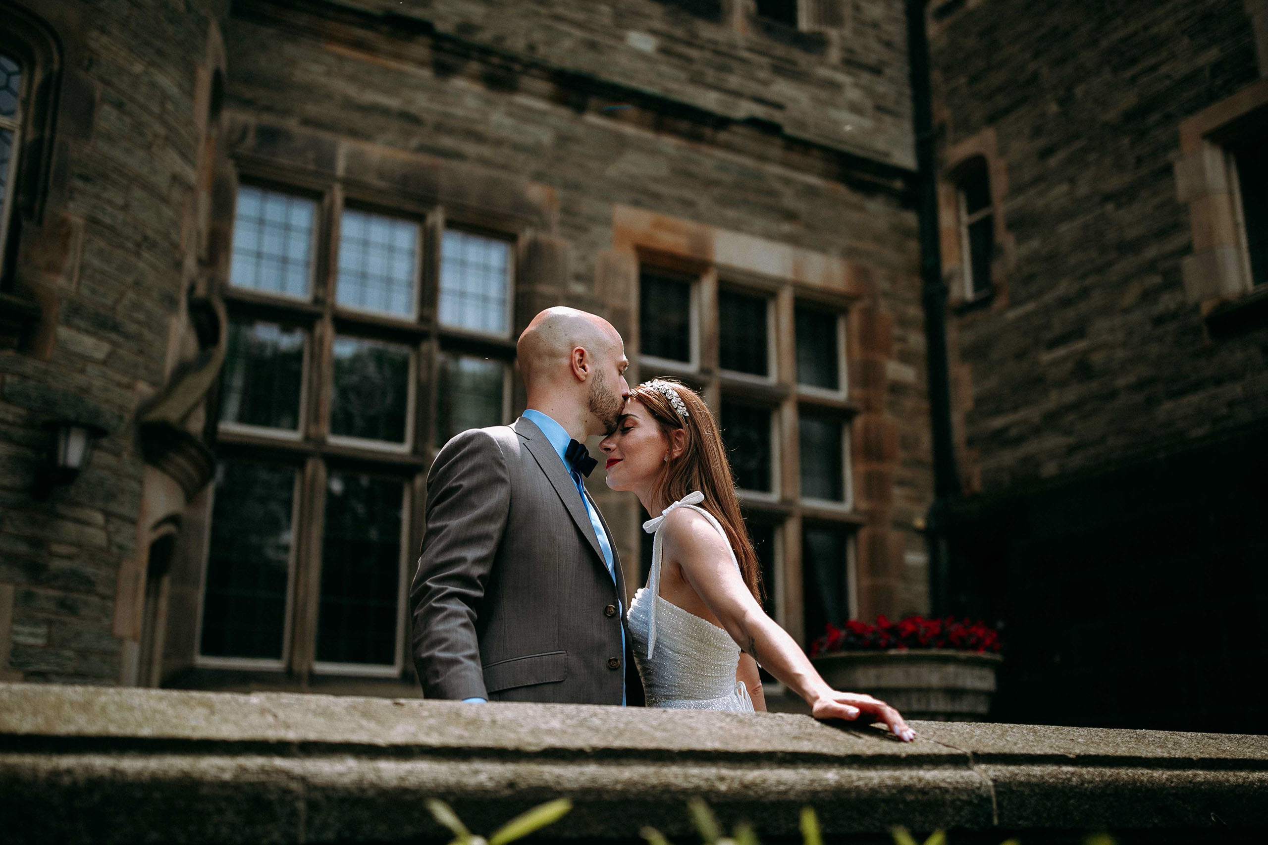 Intimer Moment des Brautpaares an der Schlossmauer – Hochzeitsfoto im Schlosshotel Kronberg