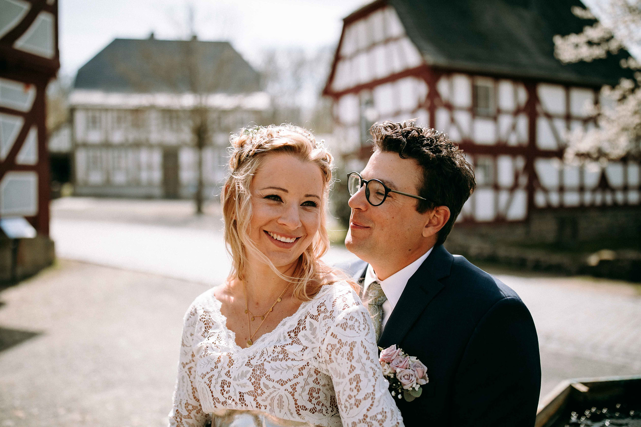 Porträt eines Paares vor Fachwerkhäusern im Freilichtmuseum Hessenpark – Hochzeitsfotograf Bad Homburg.