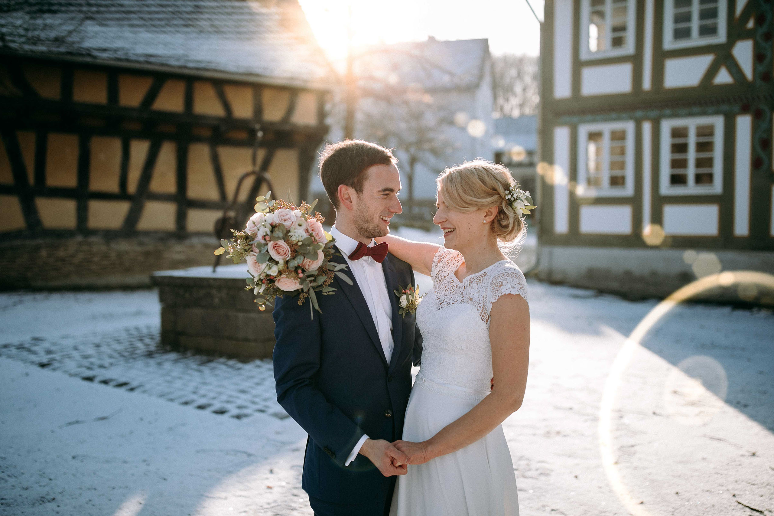 Winterliche Hochzeit mit magischem Lichtspiel im Freilichtmuseum Hessenpark.