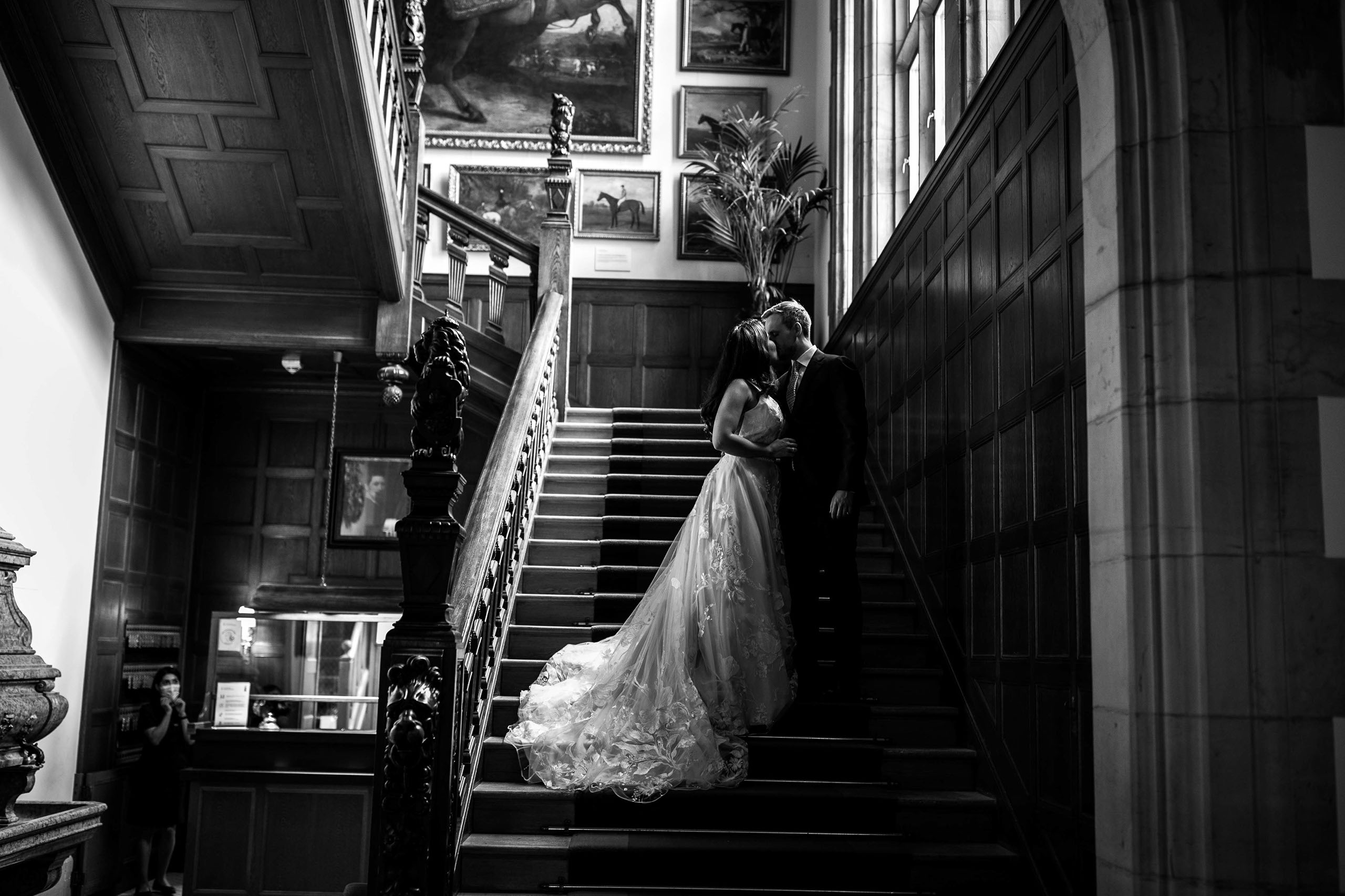Schwarzweißaufnahme des Brautpaares im Treppenhaus des Schlosshotel Kronberg – stilvolle Hochzeitslocation