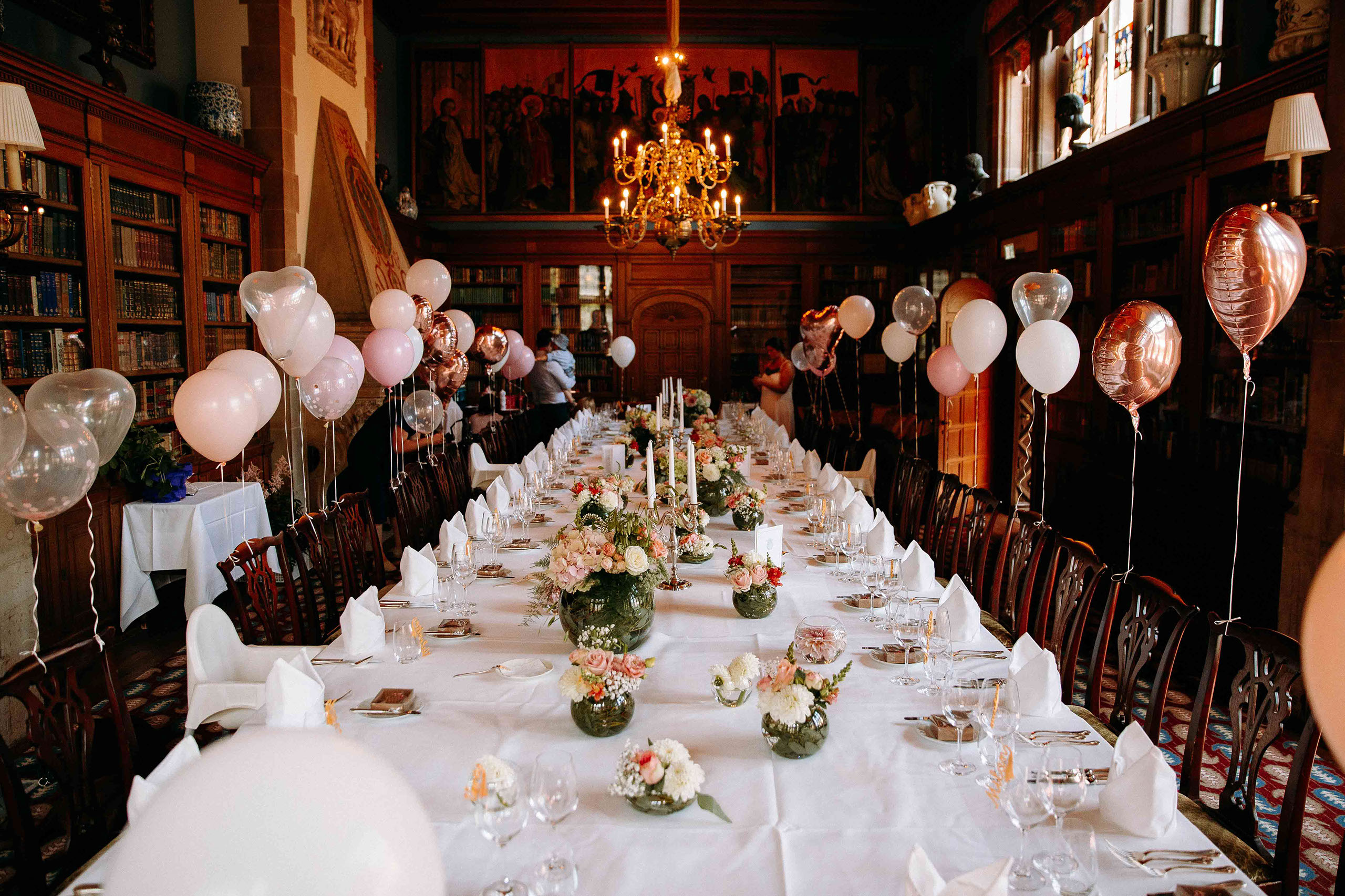 Hochzeitsdeko mit Ballons in der Bibliothek – elegante Eventlocation Schlosshotel Kronberg
