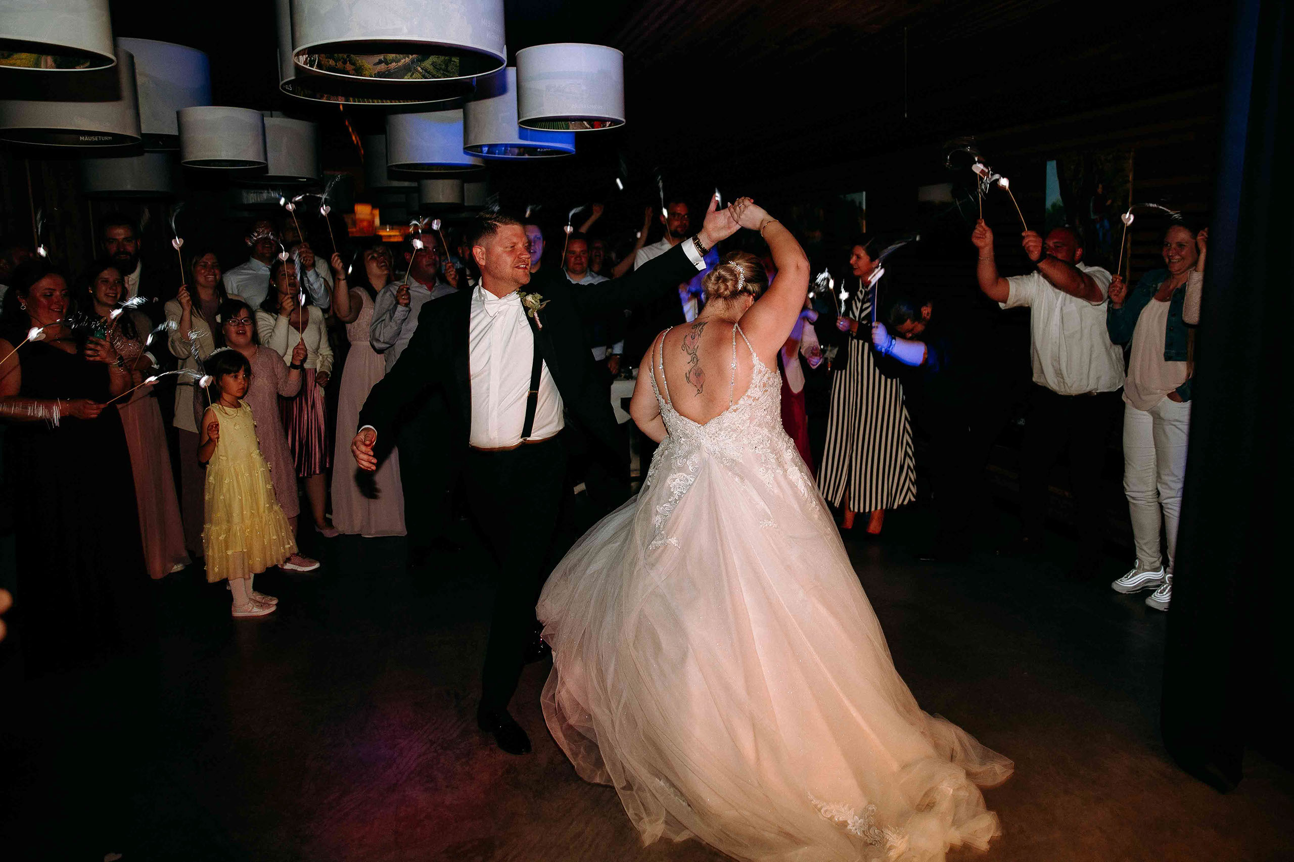 Brautpaar tanzt fröhlich bei der Hochzeitsfeier – Hochzeitslocation Am Niederwald mit einzigartiger Partystimmung.
