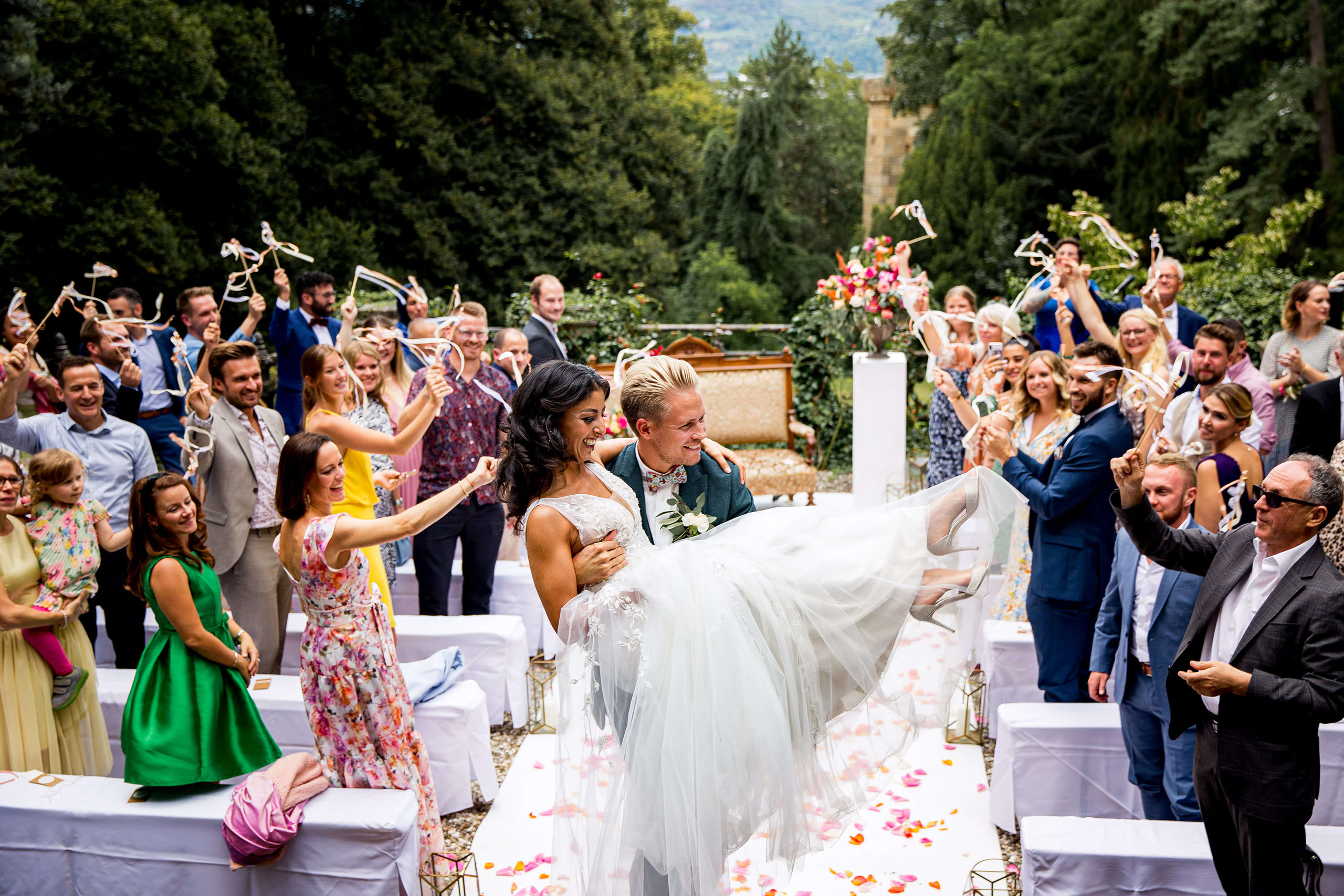 Der Auszug des Brautpaares bei ihren freien Trauung in der Villa Stella Rheni in Bonn wird vom Hochzeitsfotografen aus Frankfurt festgehalten.