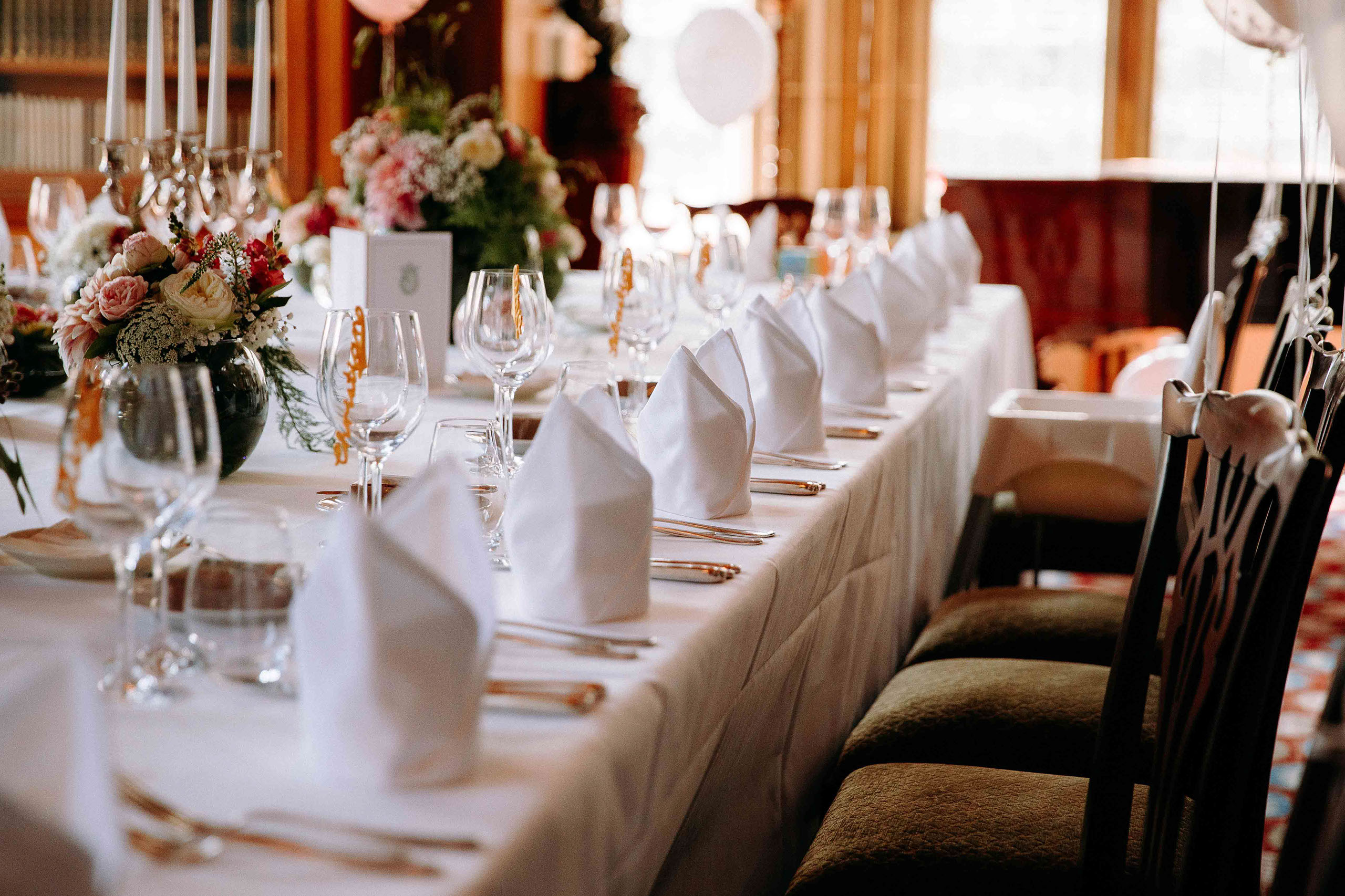 Elegante Hochzeitstafel im Schlosshotel Kronberg mit floraler Tischdekoration
