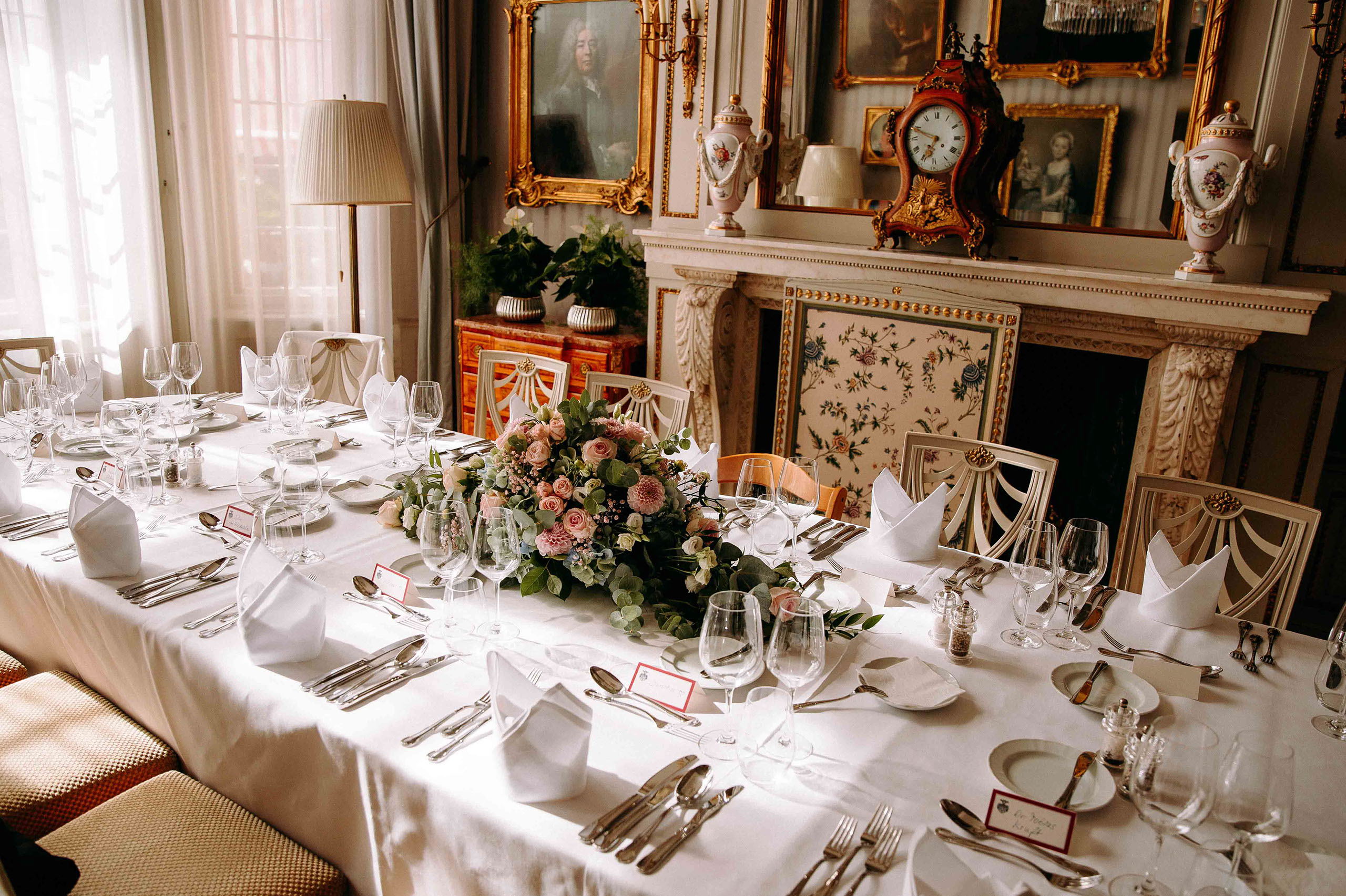 Florale Tischdekoration bei Hochzeit im Schlosshotel Kronberg – Hochzeitsdeko im Detail im Blauer Salon