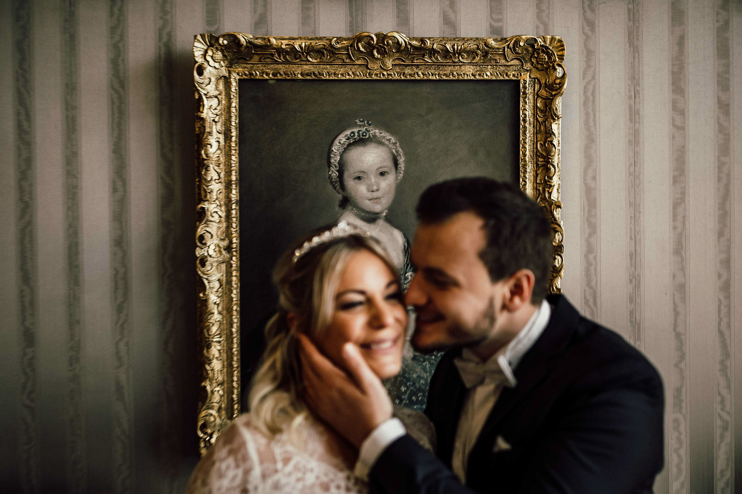 Brautpaar vor historischem Gemälde – kreative Hochzeitsfotografie im Schlosshotel Kronberg