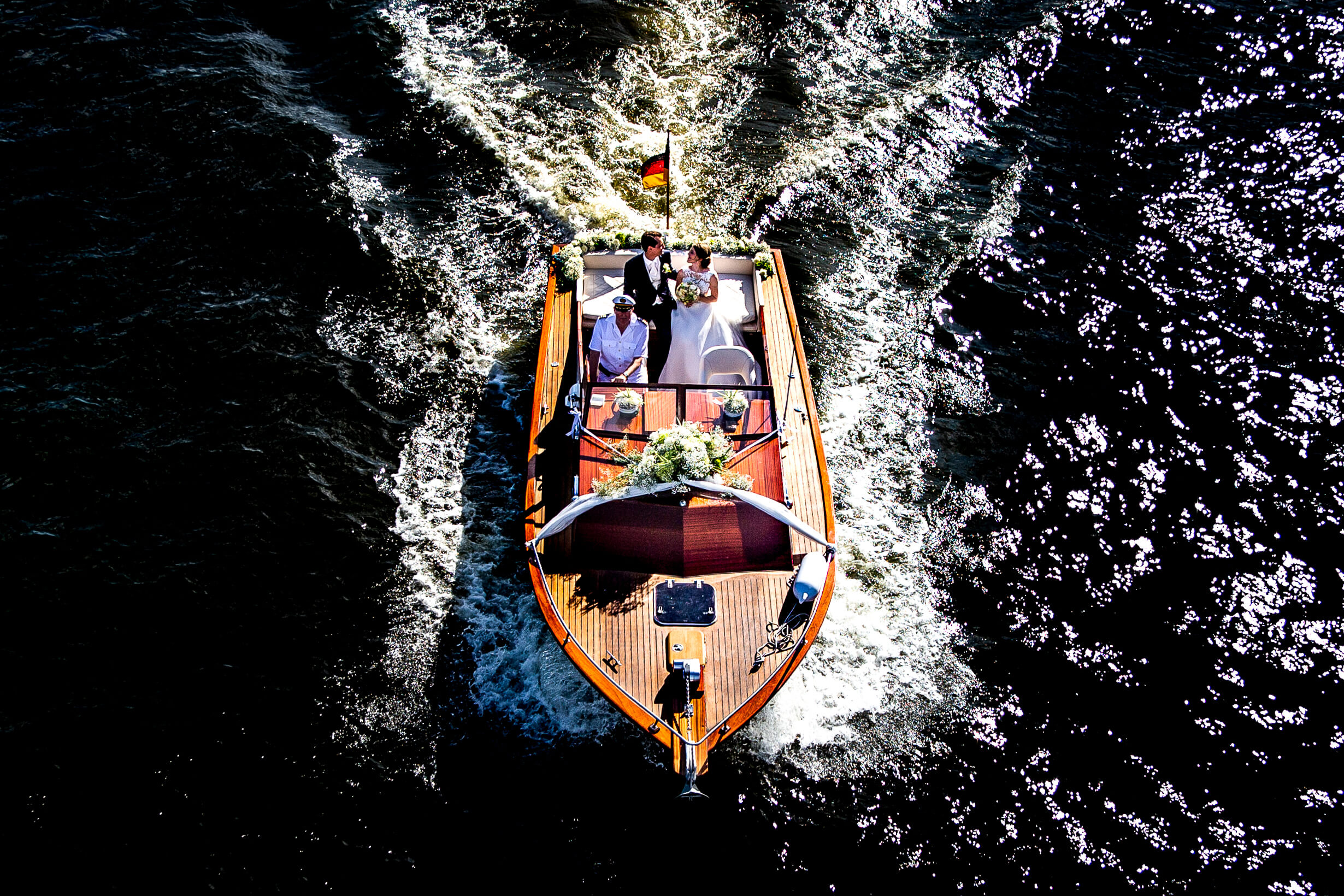 Hochzeitsboot in Hanau mieten. Eine wunderschöne Idee für eure Hochzeit in Hanau.