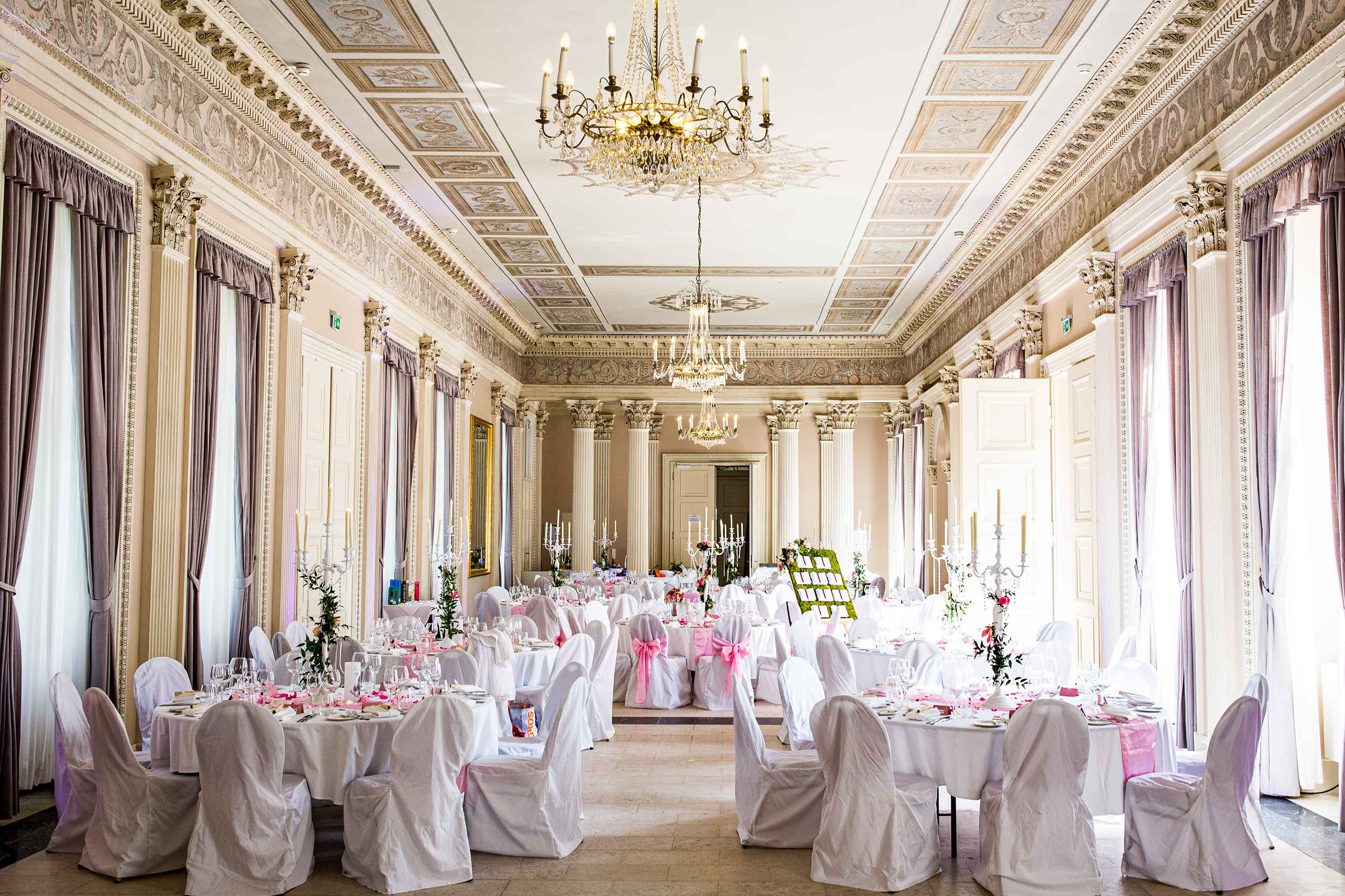 Der weiße Saal im Schloss Philippsruhe ist eine wunderschöne Hochzeitslocation in Hanau.