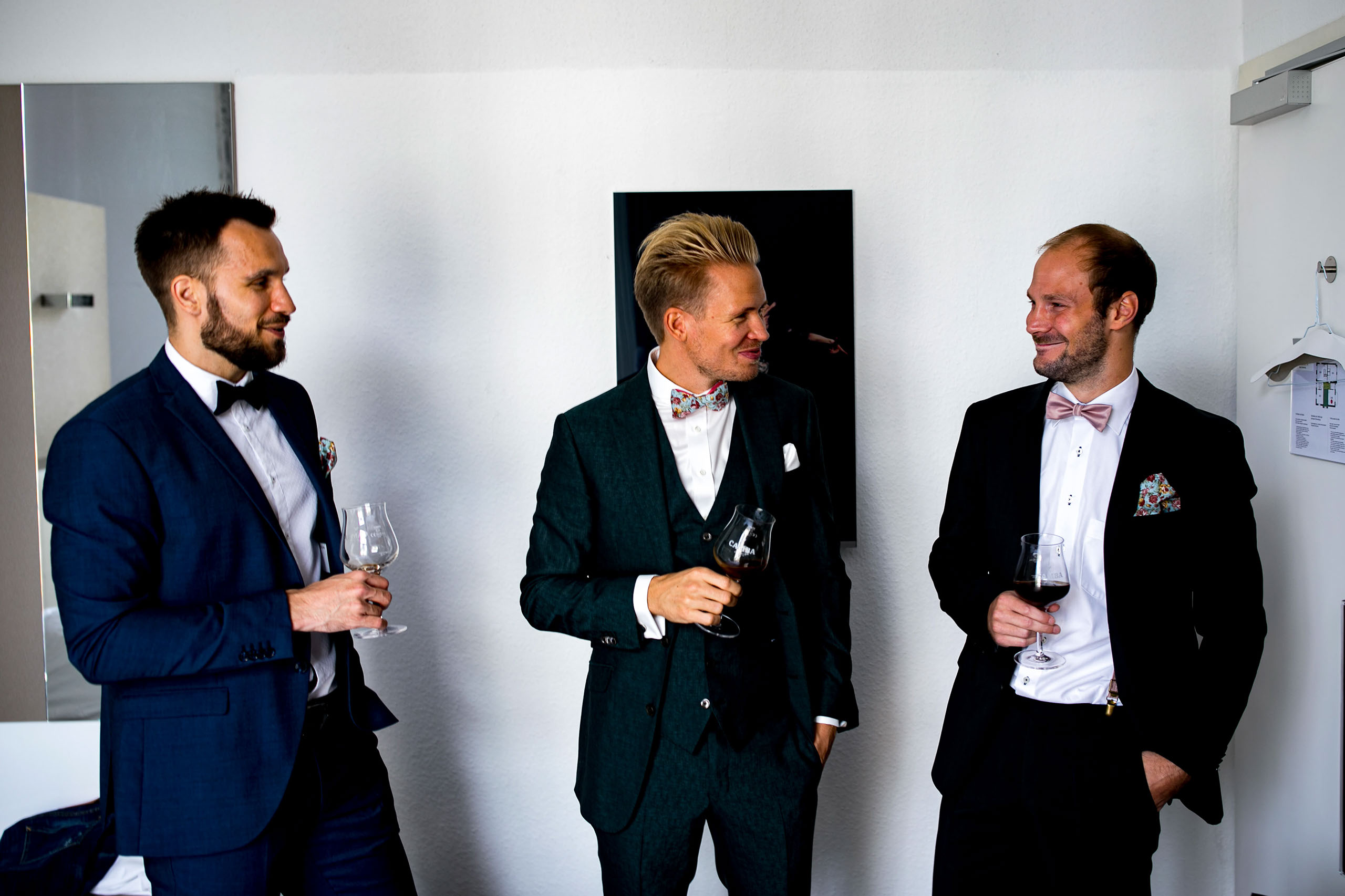 Detailaufnahme der Manschettenknöpfe des Bräutigams.