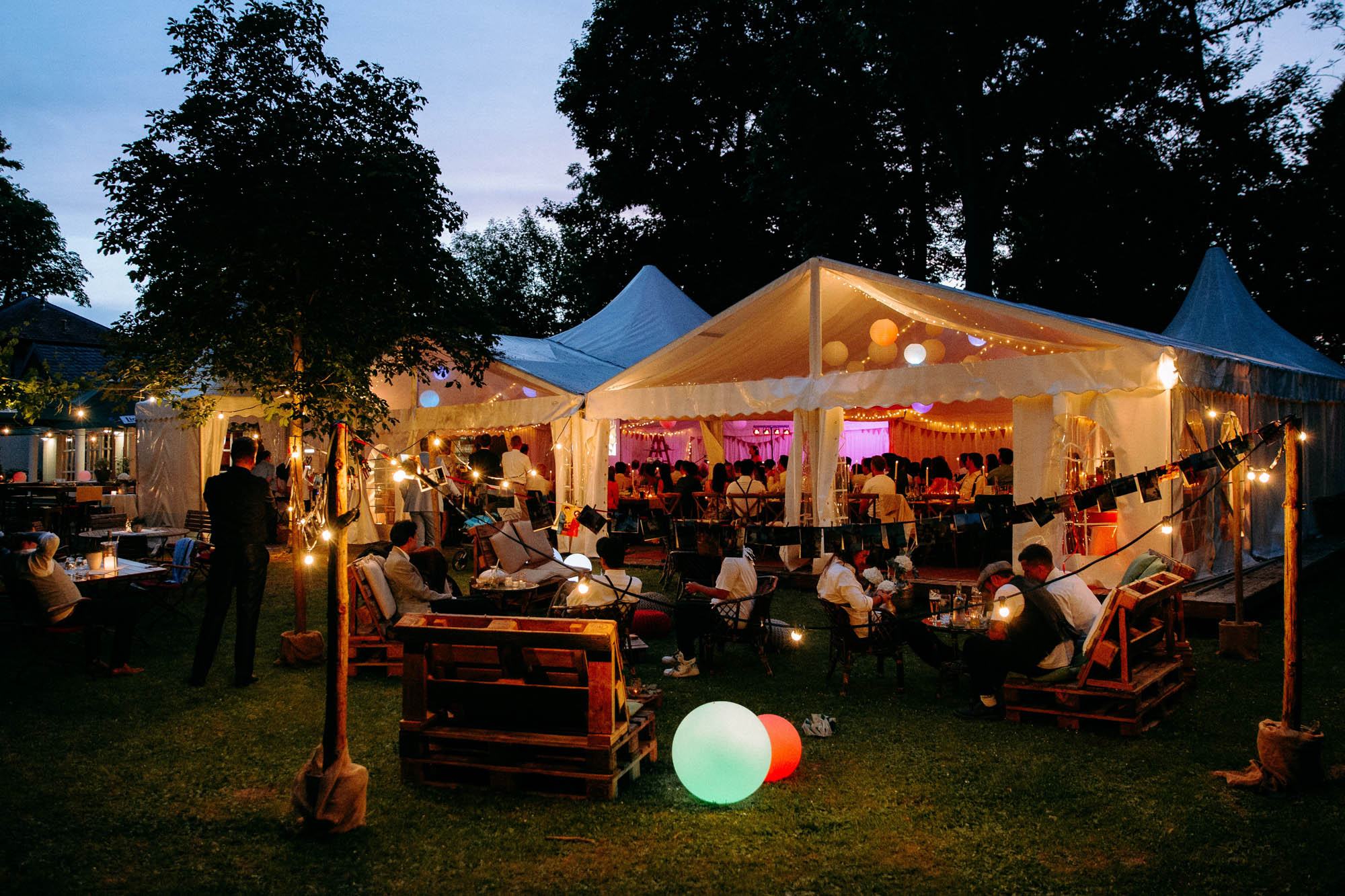 Das Brunnenwärterhaus in Bad Nauheim ist eine naturnahe Hochzeitslocation mit Parkgarten, freier Trauung unter Linden und Zeltfeiern