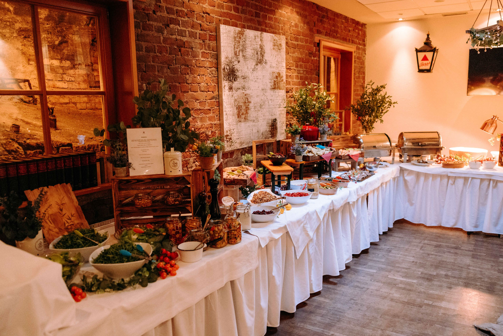 Das Druckhaus Hanau ist eine besondere Hochzeitslocation am Mainufer – mit Industriecharme, freier Trauung unter der Gerichtslinde &Full Service