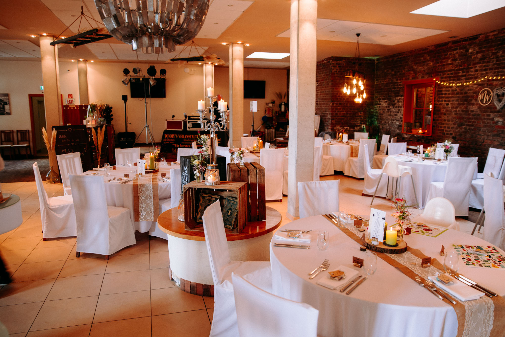 Das Druckhaus Hanau ist eine besondere Hochzeitslocation am Mainufer – mit Industriecharme, freier Trauung unter der Gerichtslinde &Full Service