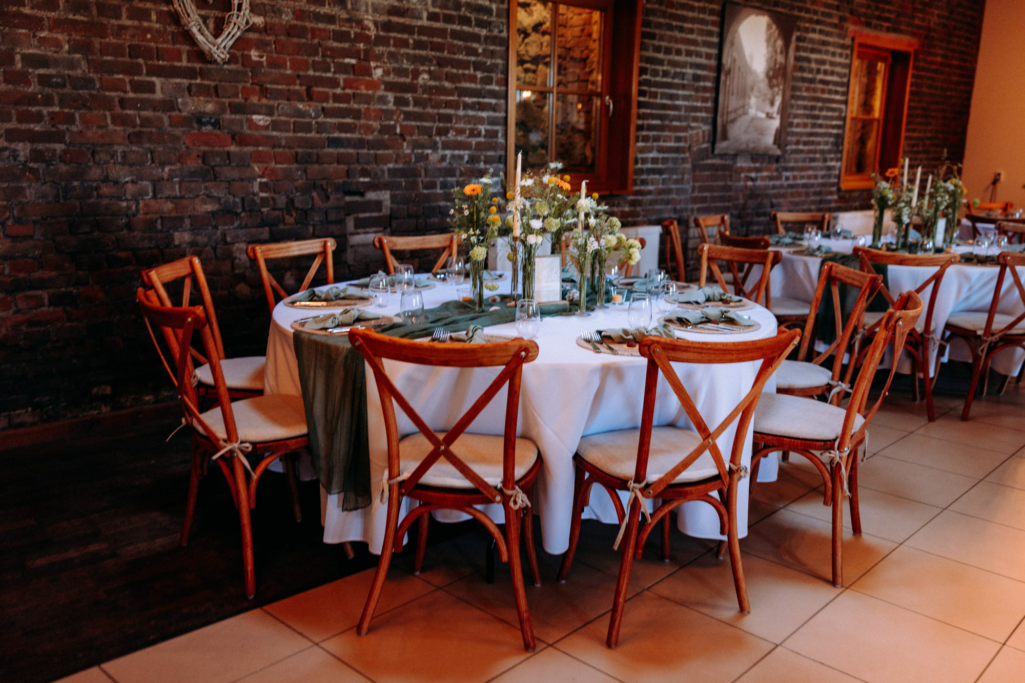 Das Druckhaus Hanau ist eine besondere Hochzeitslocation am Mainufer – mit Industriecharme, freier Trauung unter der Gerichtslinde &Full Service