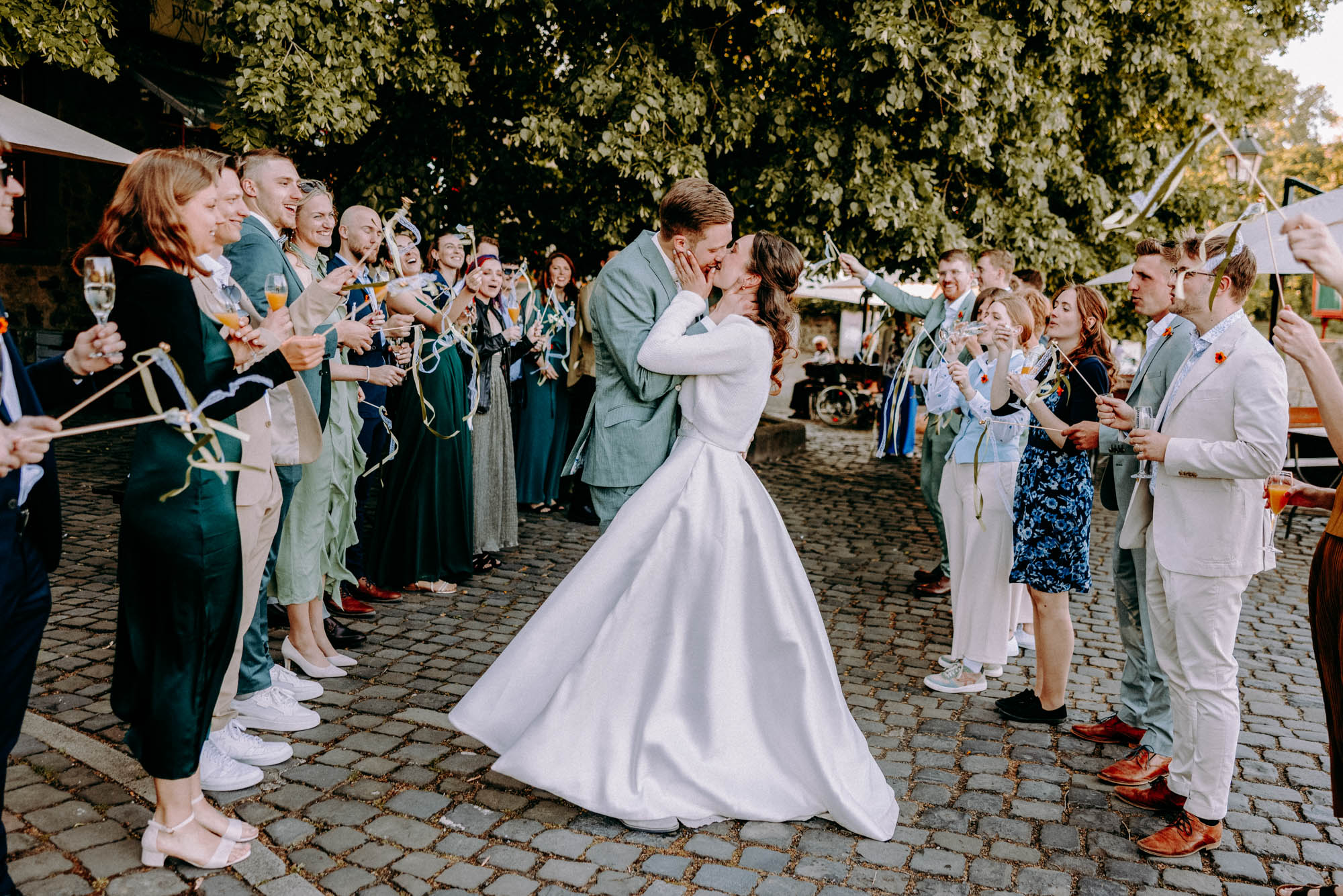 Das Druckhaus Hanau ist eine besondere Hochzeitslocation am Mainufer – mit Industriecharme, freier Trauung unter der Gerichtslinde &Full Service