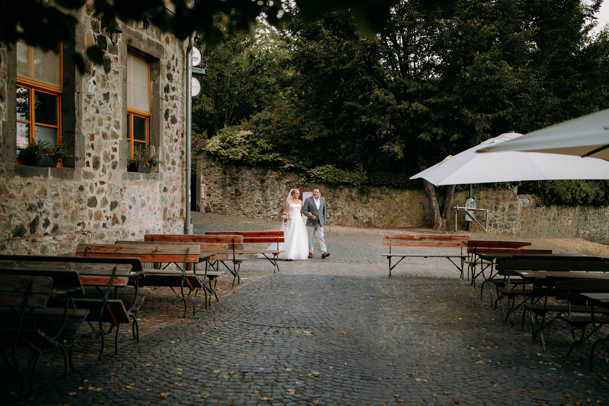 Das Druckhaus Hanau ist eine besondere Hochzeitslocation am Mainufer – mit Industriecharme, freier Trauung unter der Gerichtslinde &Full Service