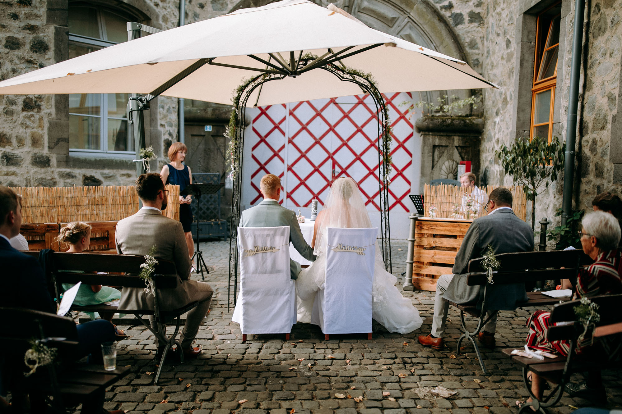 Das Druckhaus Hanau ist eine besondere Hochzeitslocation am Mainufer – mit Industriecharme, freier Trauung unter der Gerichtslinde &Full Service
