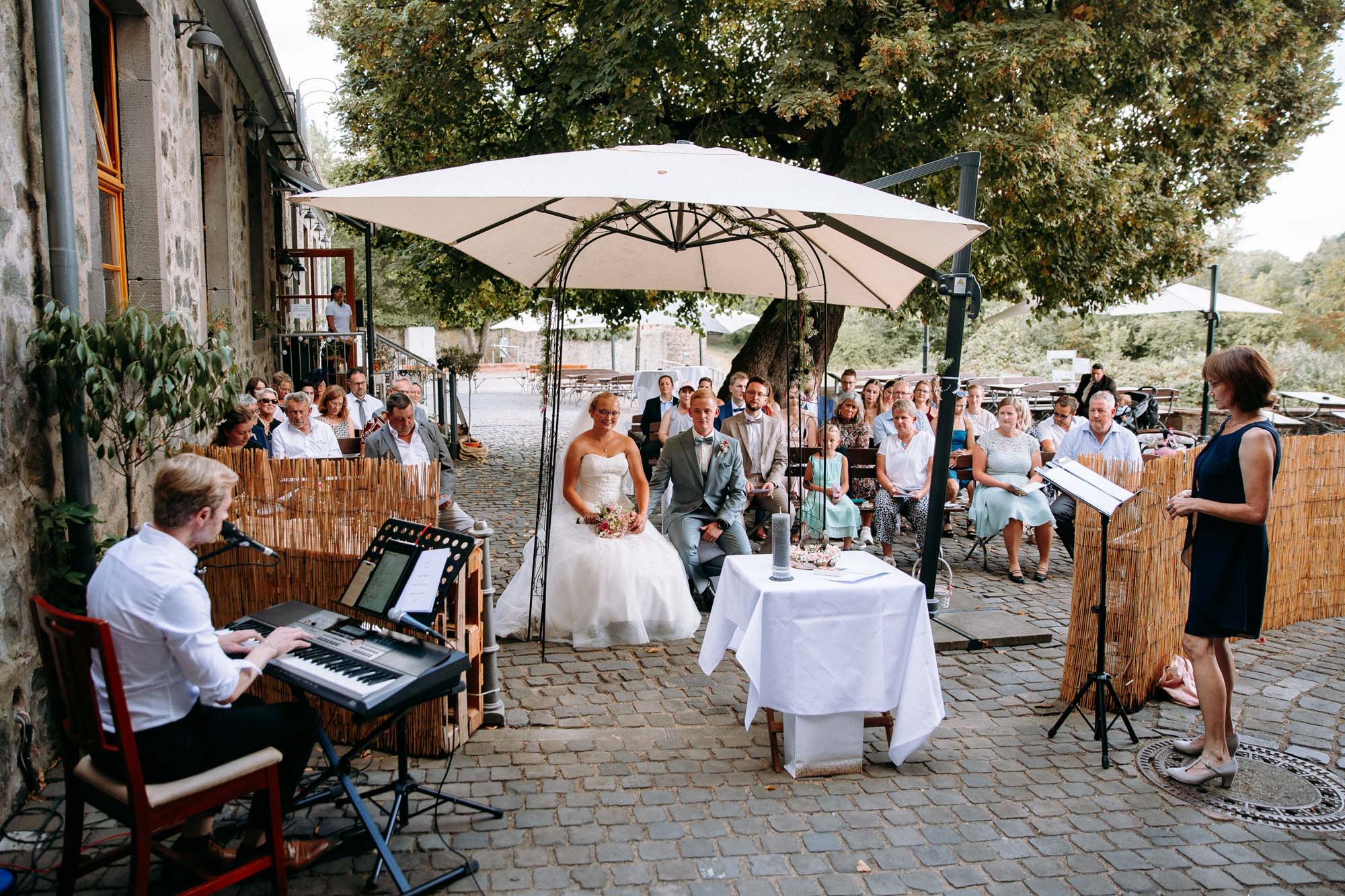 Das Druckhaus Hanau ist eine besondere Hochzeitslocation am Mainufer – mit Industriecharme, freier Trauung unter der Gerichtslinde &Full Service