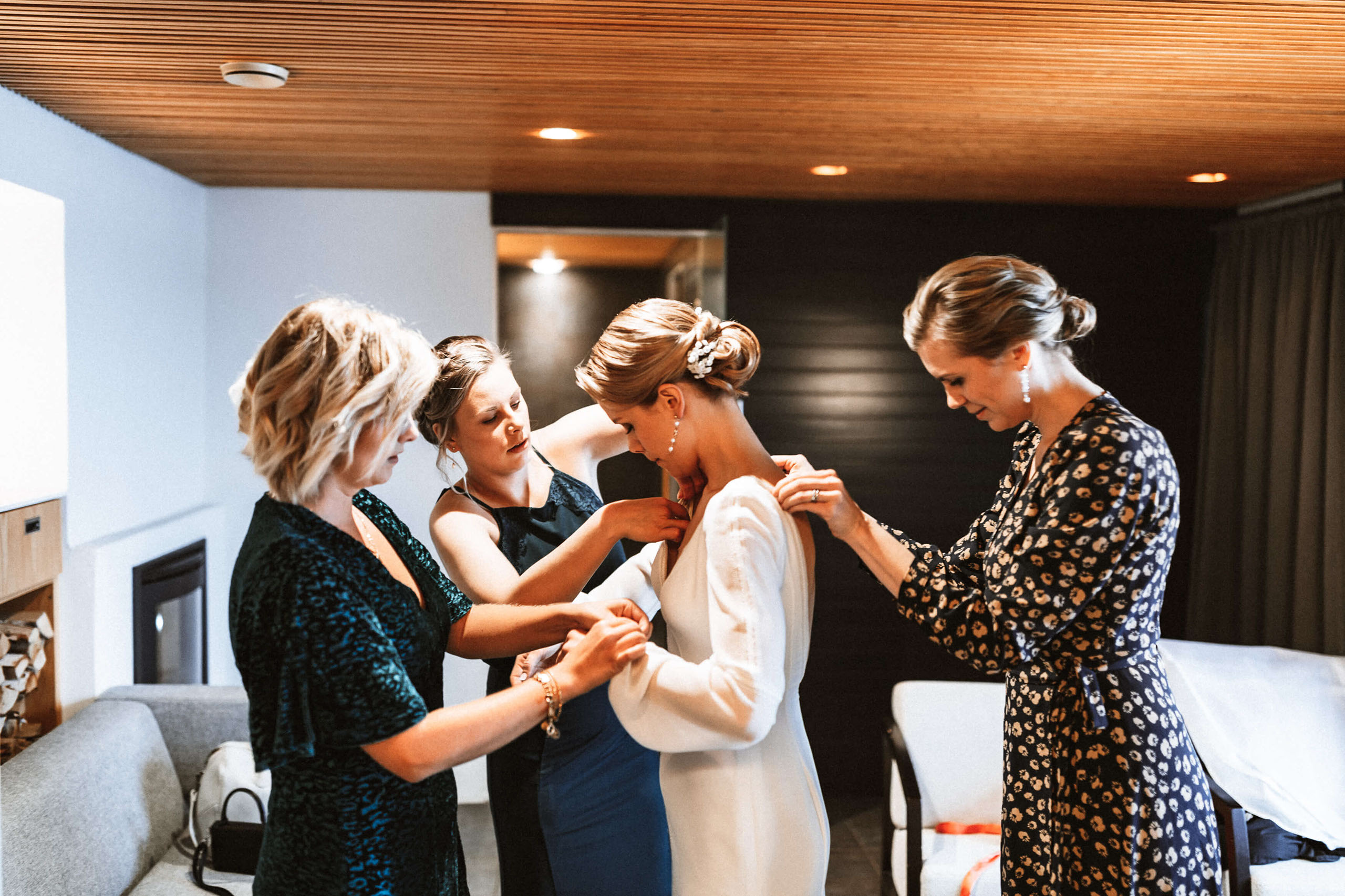 Detailaufnahme der Manschettenknöpfe des Bräutigams.