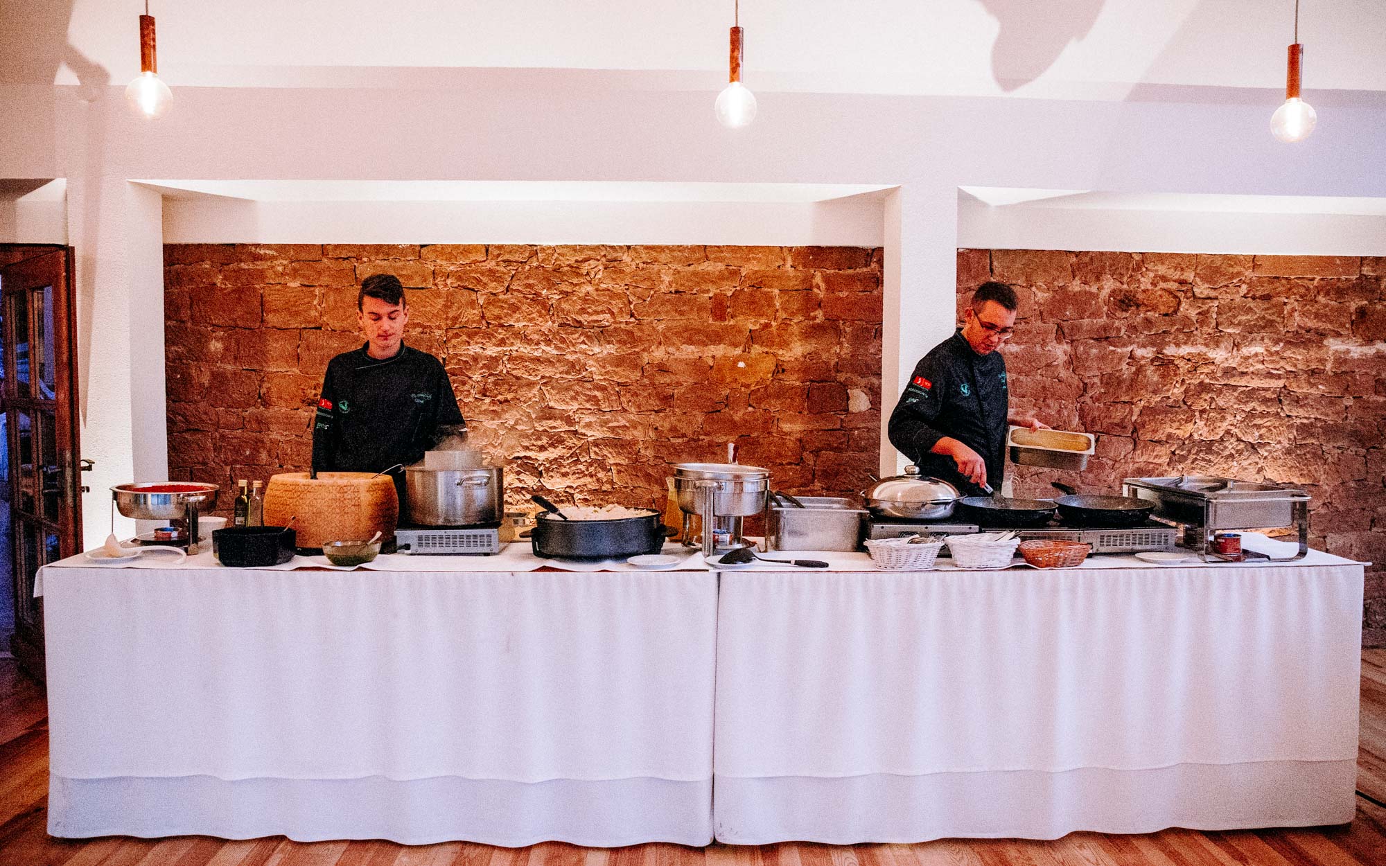 Der Gut Hühnerhof in Gründau ist eine Hochzeitslocation nahe Frankfurt mit Tenne, Hotel, exzellenter Küche & persönlichem Rundum-Service.