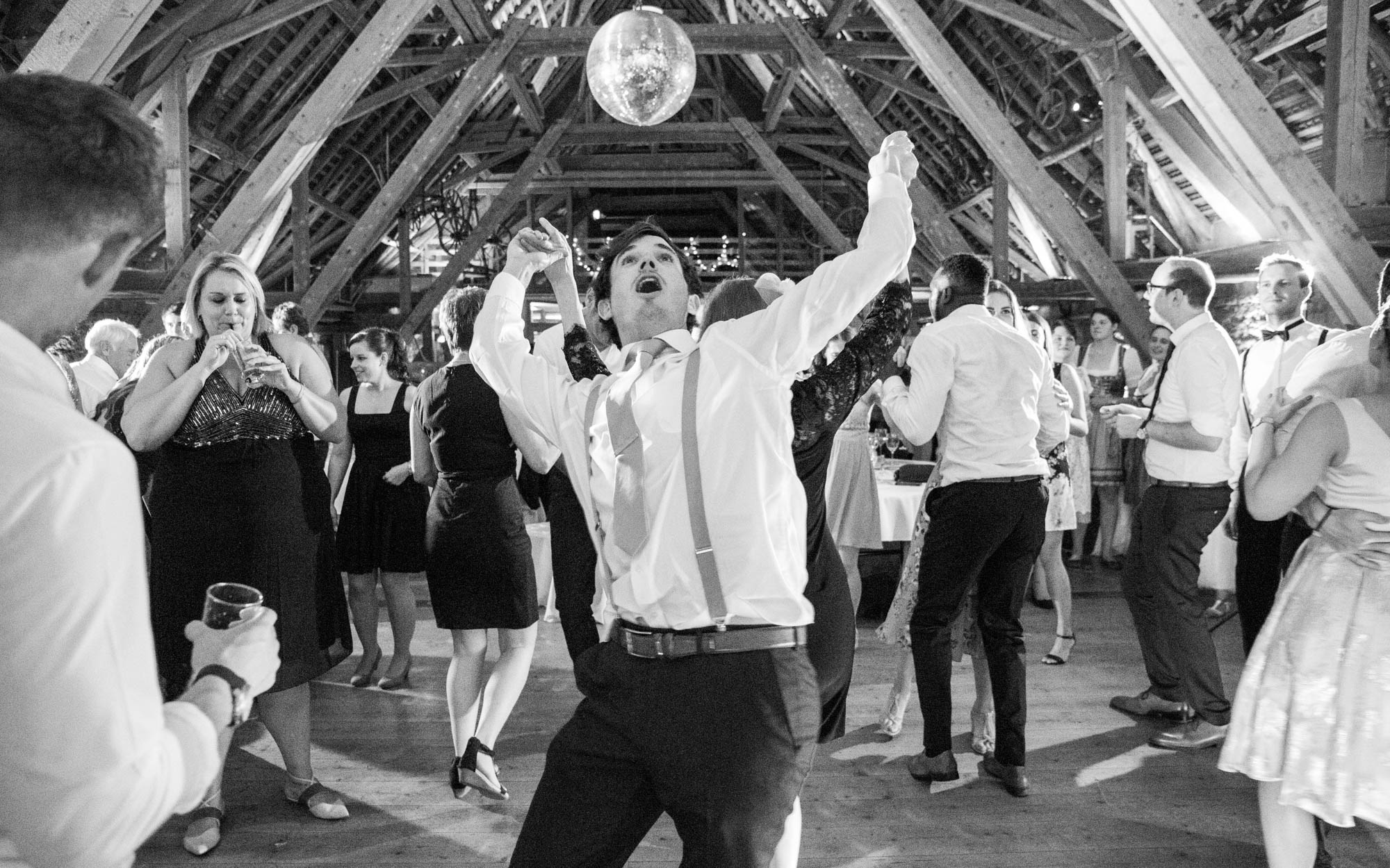 Der Gut Hühnerhof in Gründau ist eine Hochzeitslocation nahe Frankfurt mit Tenne, Hotel, exzellenter Küche & persönlichem Rundum-Service.