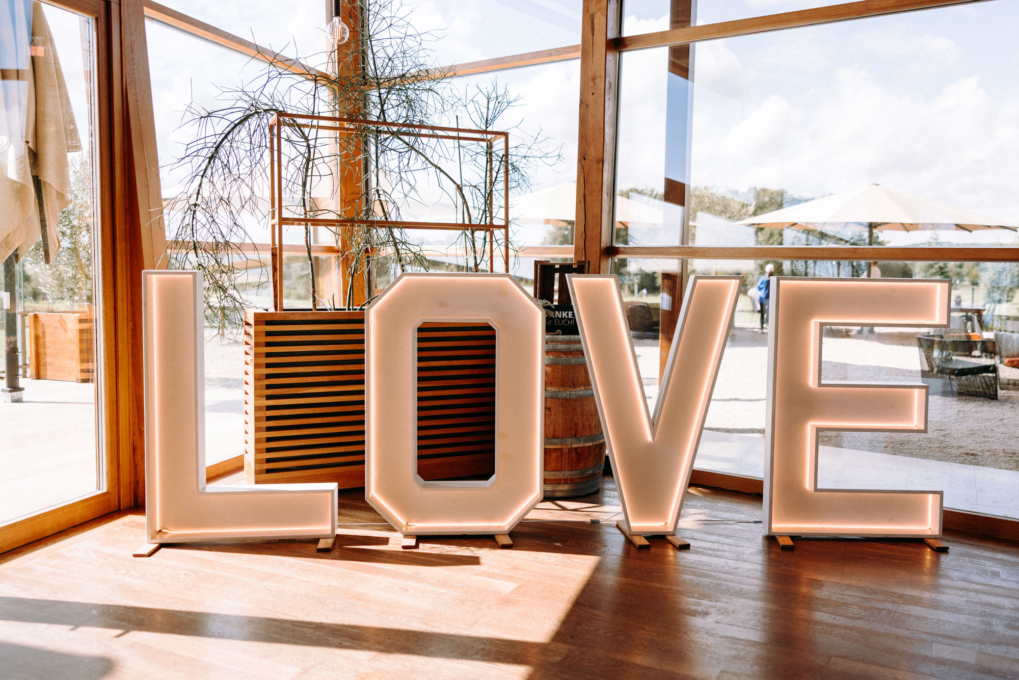 Das Heckers Restaurant in Gründau ist Hochzeitslocation und offizieller Trauort – mit Dachterrasse, Kiesterrasse, Trauzimmer & Full-Service.