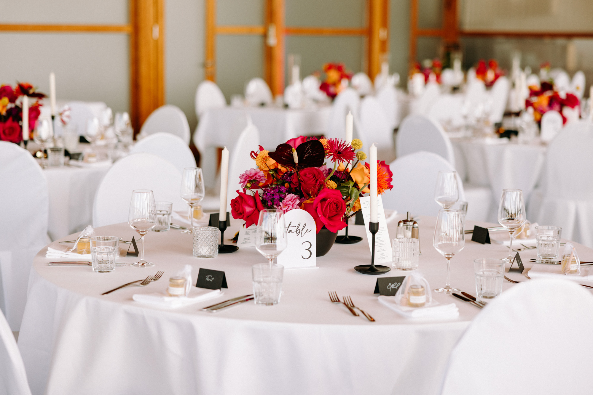 Das Heckers Restaurant in Gründau ist Hochzeitslocation und offizieller Trauort – mit Dachterrasse, Kiesterrasse, Trauzimmer & Full-Service.