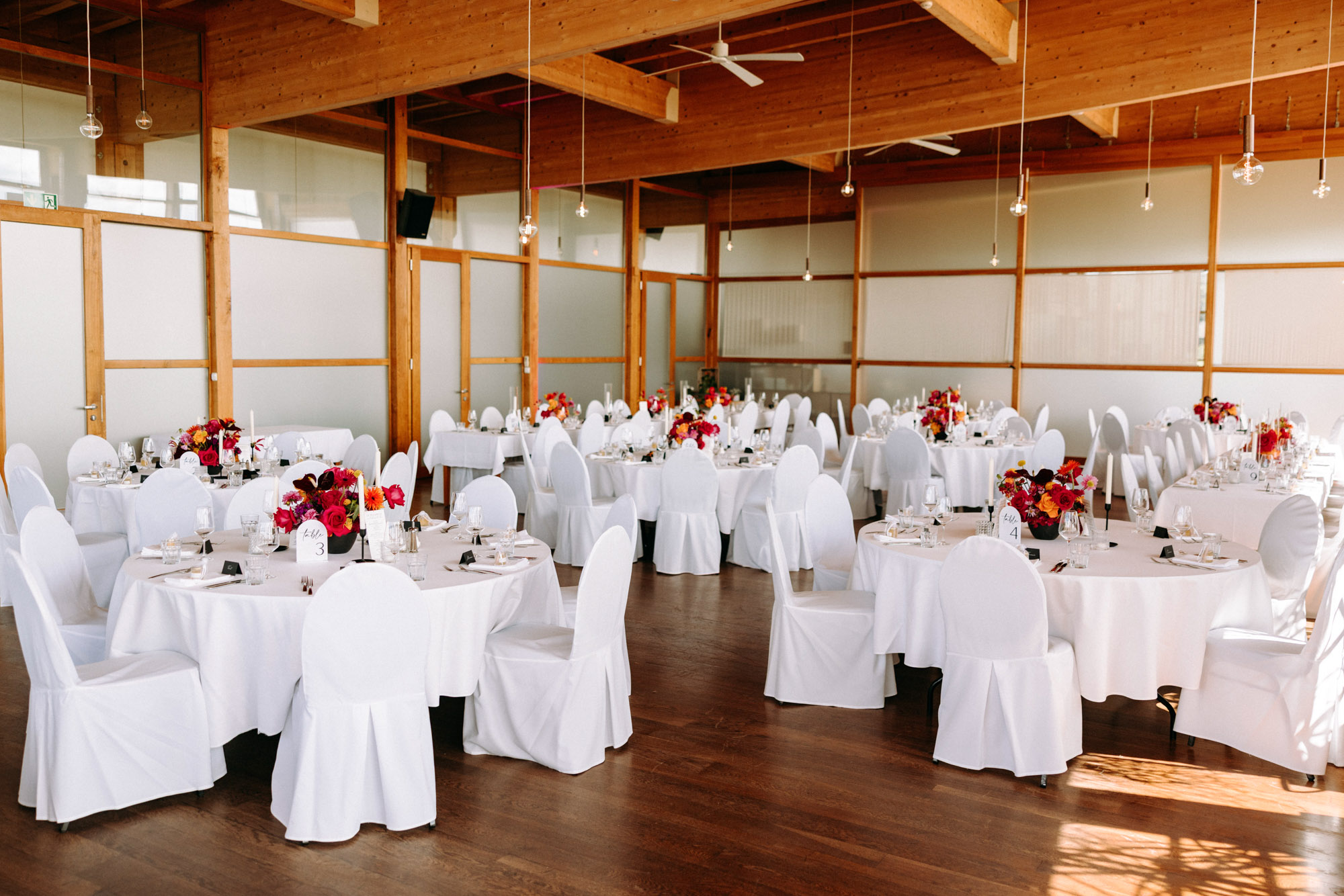 Das Heckers Restaurant in Gründau ist Hochzeitslocation und offizieller Trauort – mit Dachterrasse, Kiesterrasse, Trauzimmer & Full-Service.