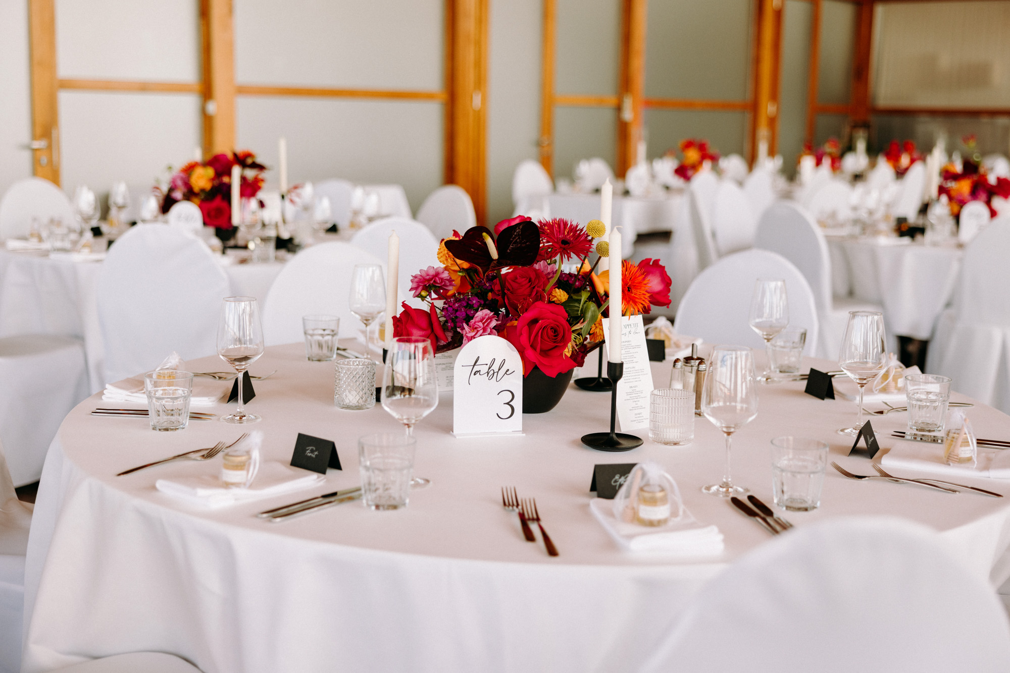 Das Heckers Restaurant in Gründau ist Hochzeitslocation und offizieller Trauort – mit Dachterrasse, Kiesterrasse, Trauzimmer & Full-Service.