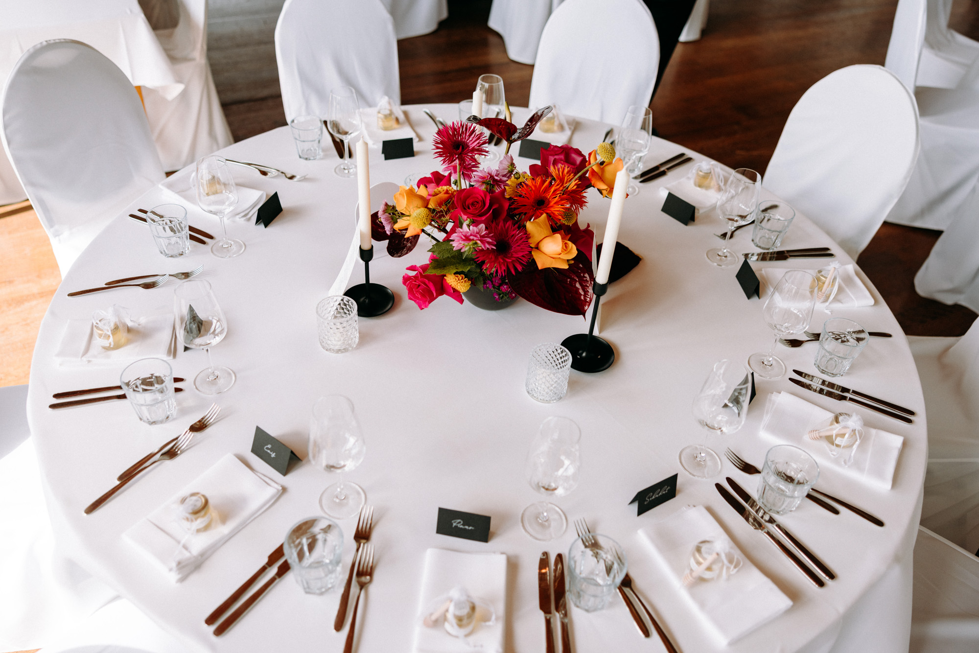 Das Heckers Restaurant in Gründau ist Hochzeitslocation und offizieller Trauort – mit Dachterrasse, Kiesterrasse, Trauzimmer & Full-Service.